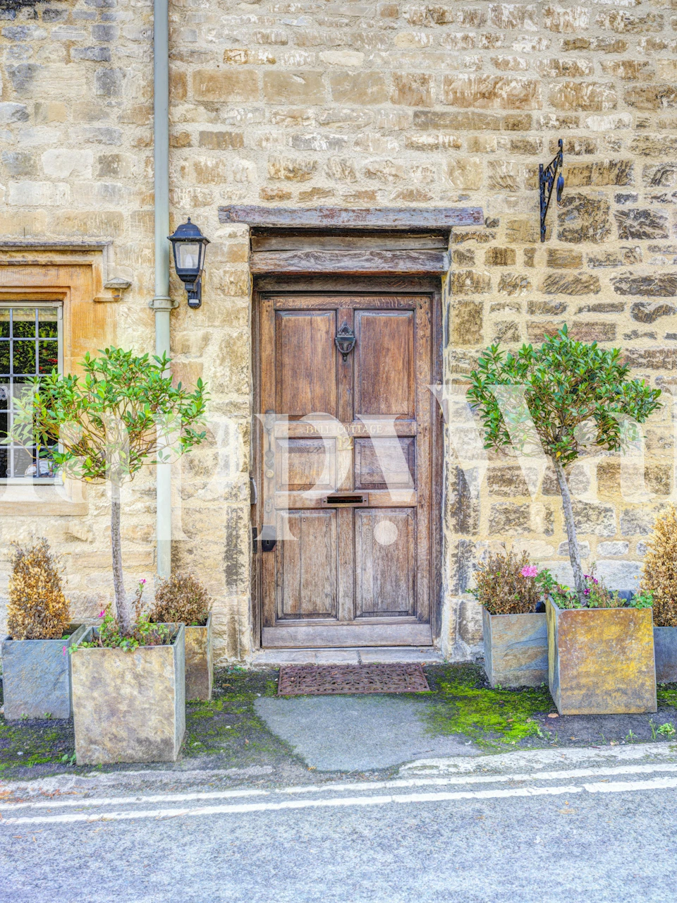 Country Cottage Facade Tapete in einer gemütlichen Umgebung.