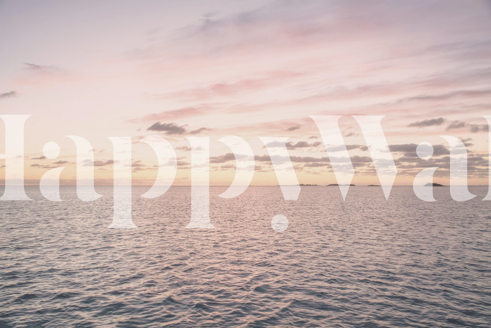 Paysage marin serein des Bahamas au coucher du soleil avec un ciel rose et violet reflété dans les eaux calmes