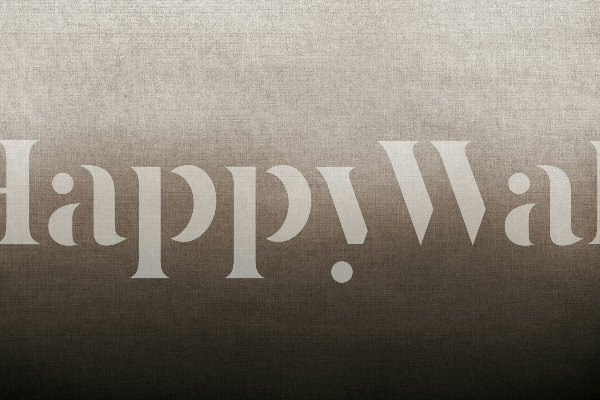 Tmavě hnědá tapeta Dark Brown Haze s jemným abstraktním ombre gradientem v místnosti