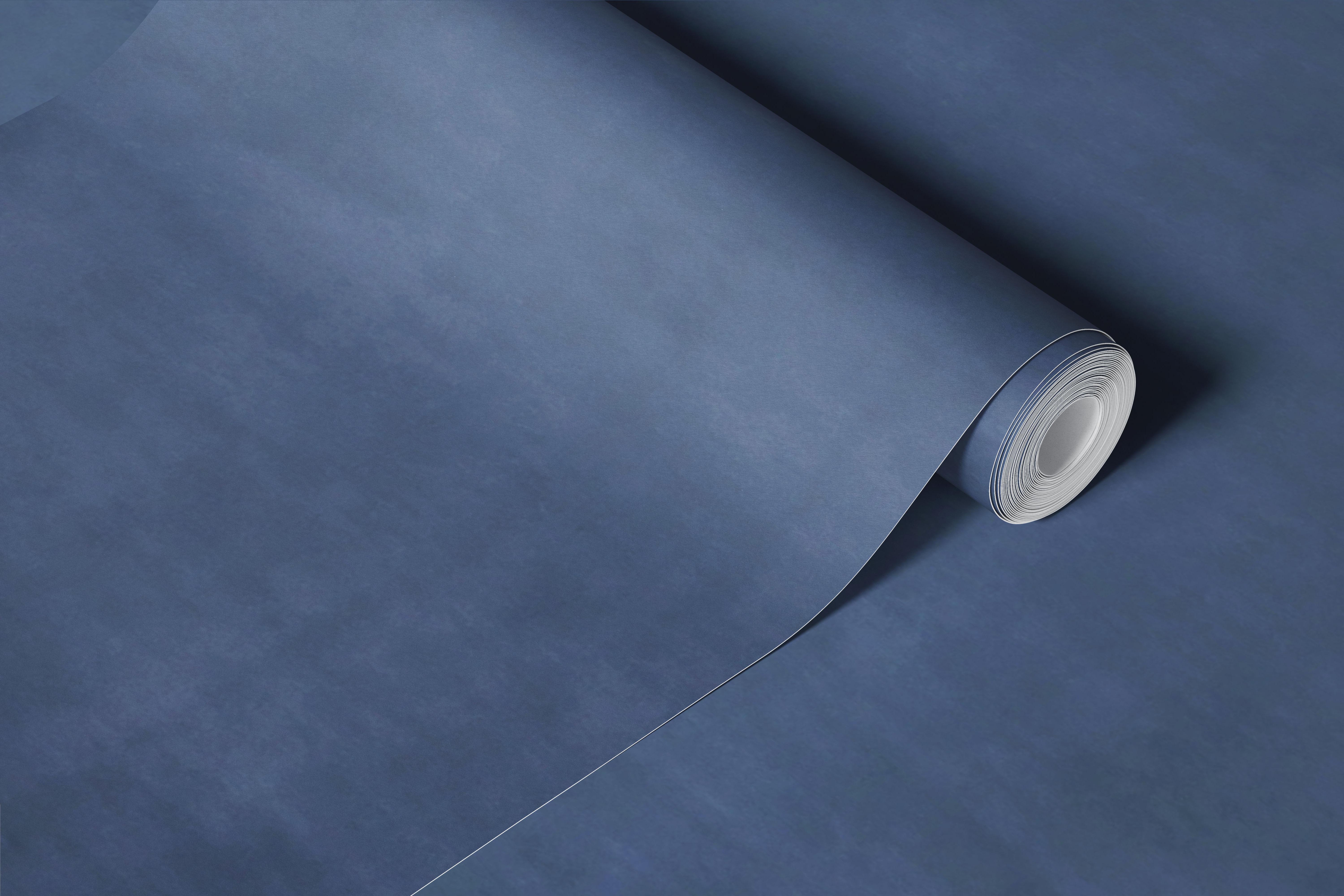 Soft sky smokey blue tapet i et rum