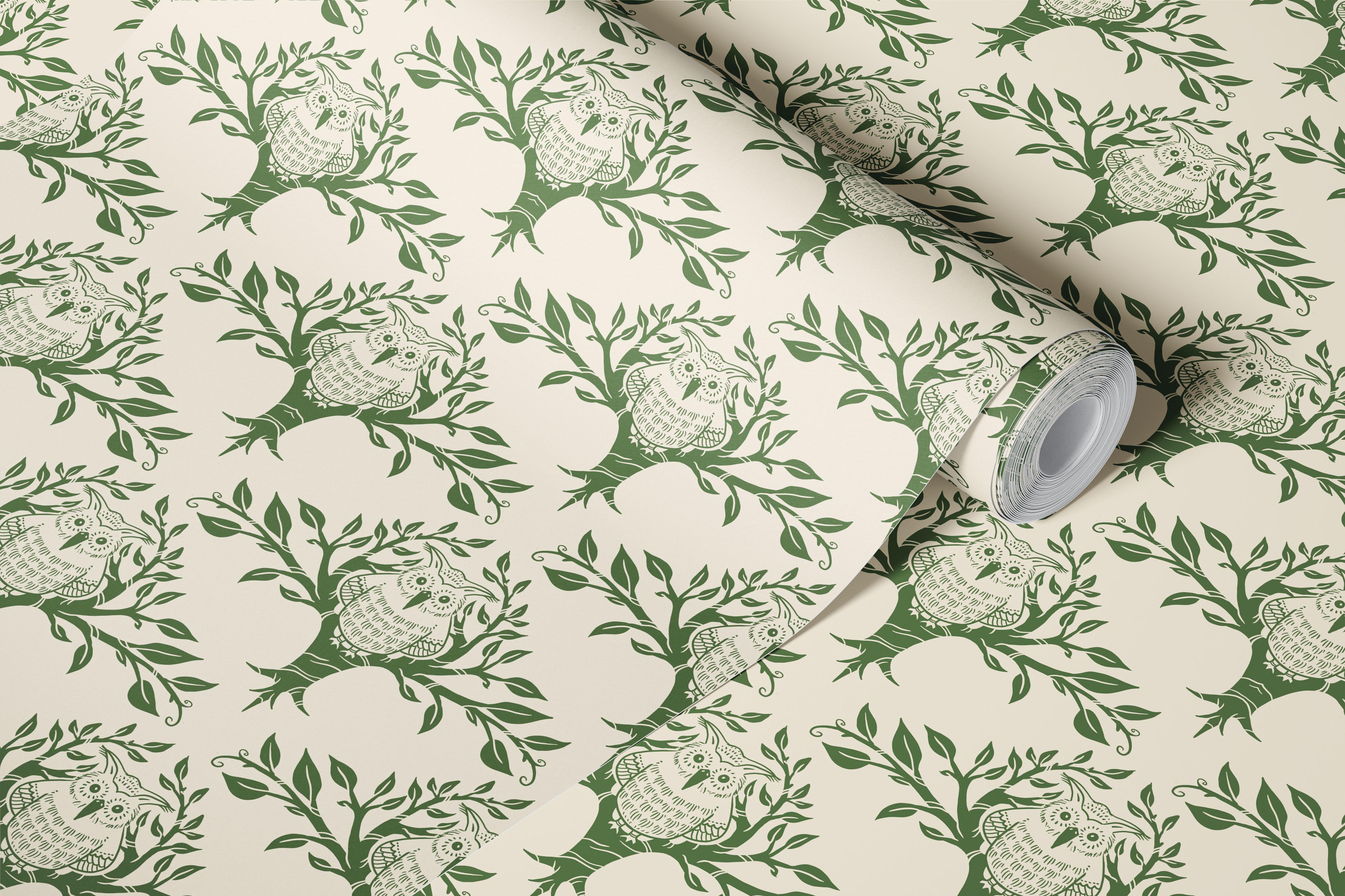 Papel pintado de búho en ramas de árbol en una habitación