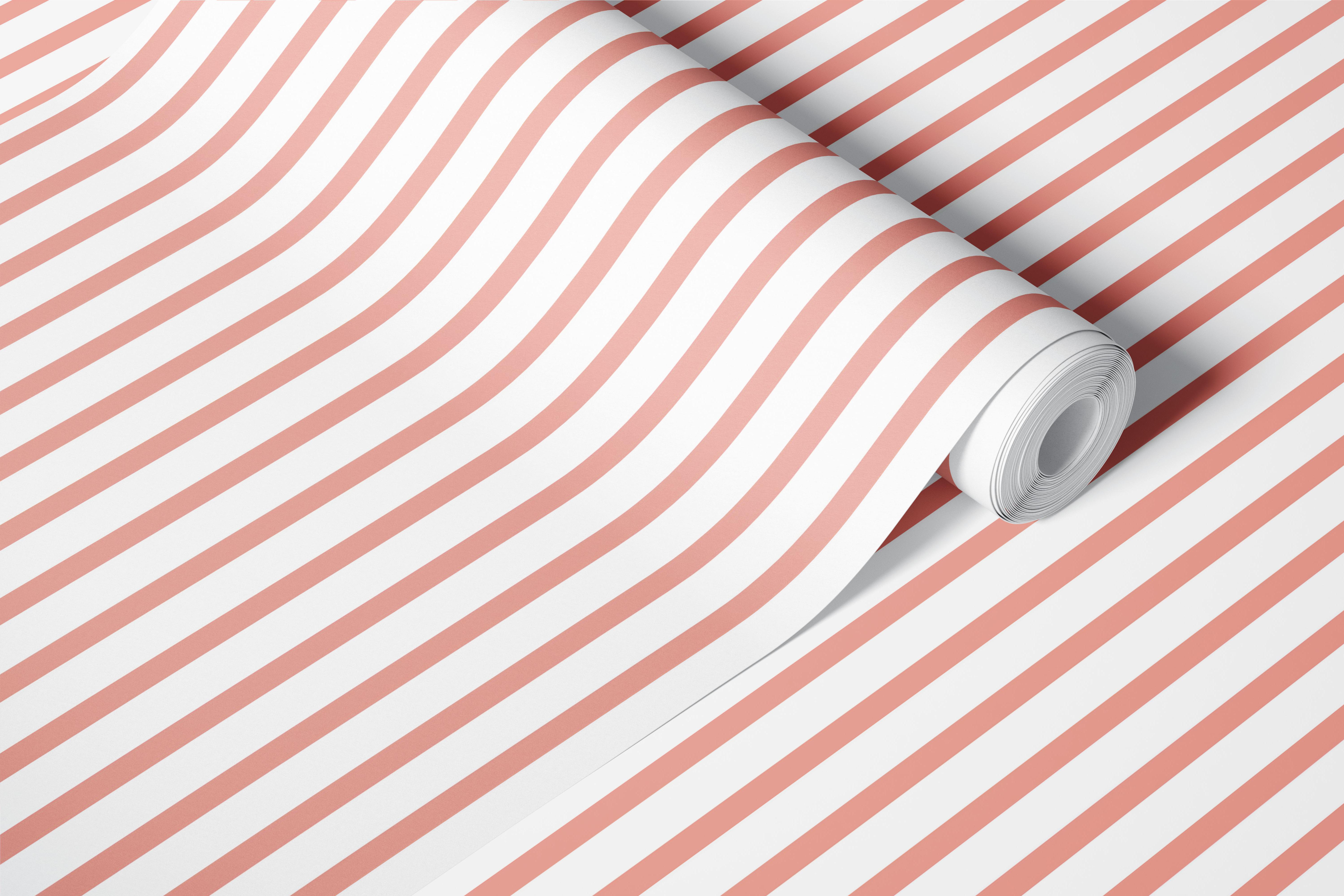 Pastelrøde striber tapet i et rum