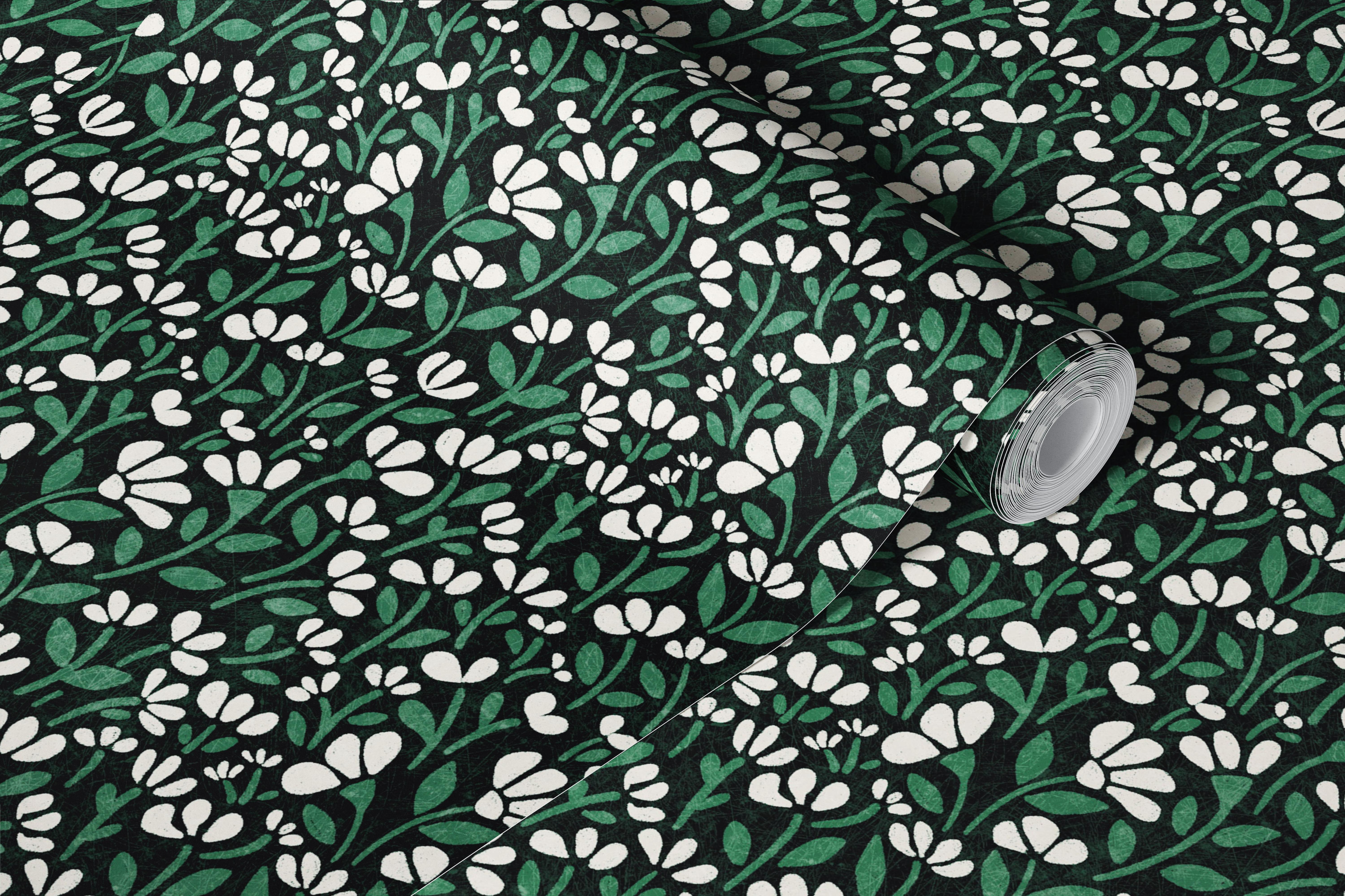 Hanny - green zaļas ziedu tapetes parādītas istabā