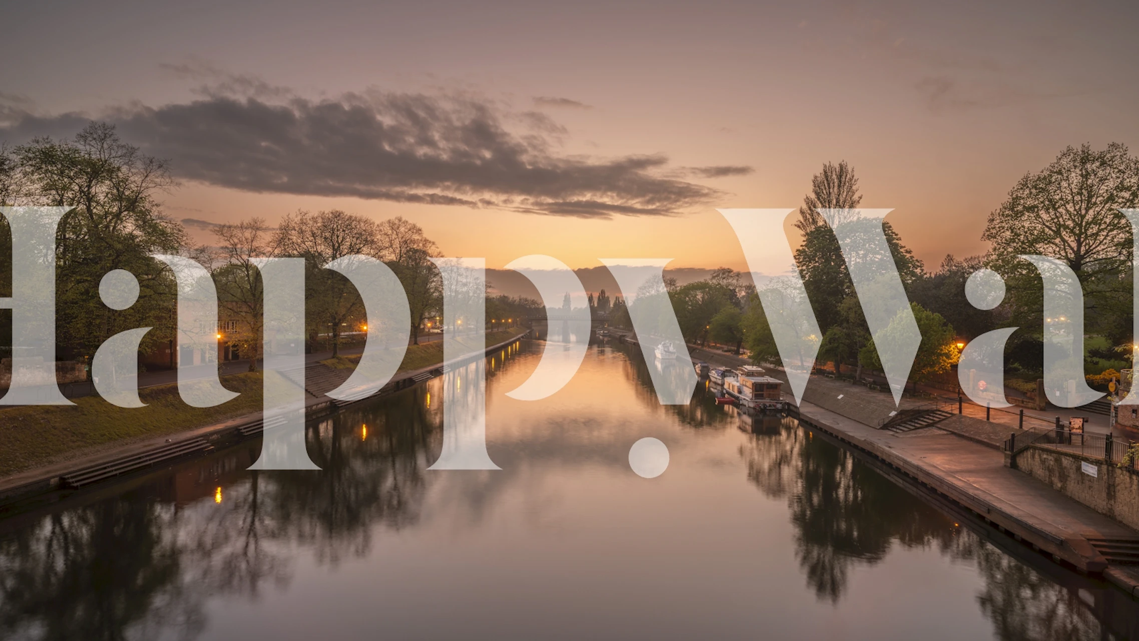 Old Town Canal Evening Glow behang in een kamer