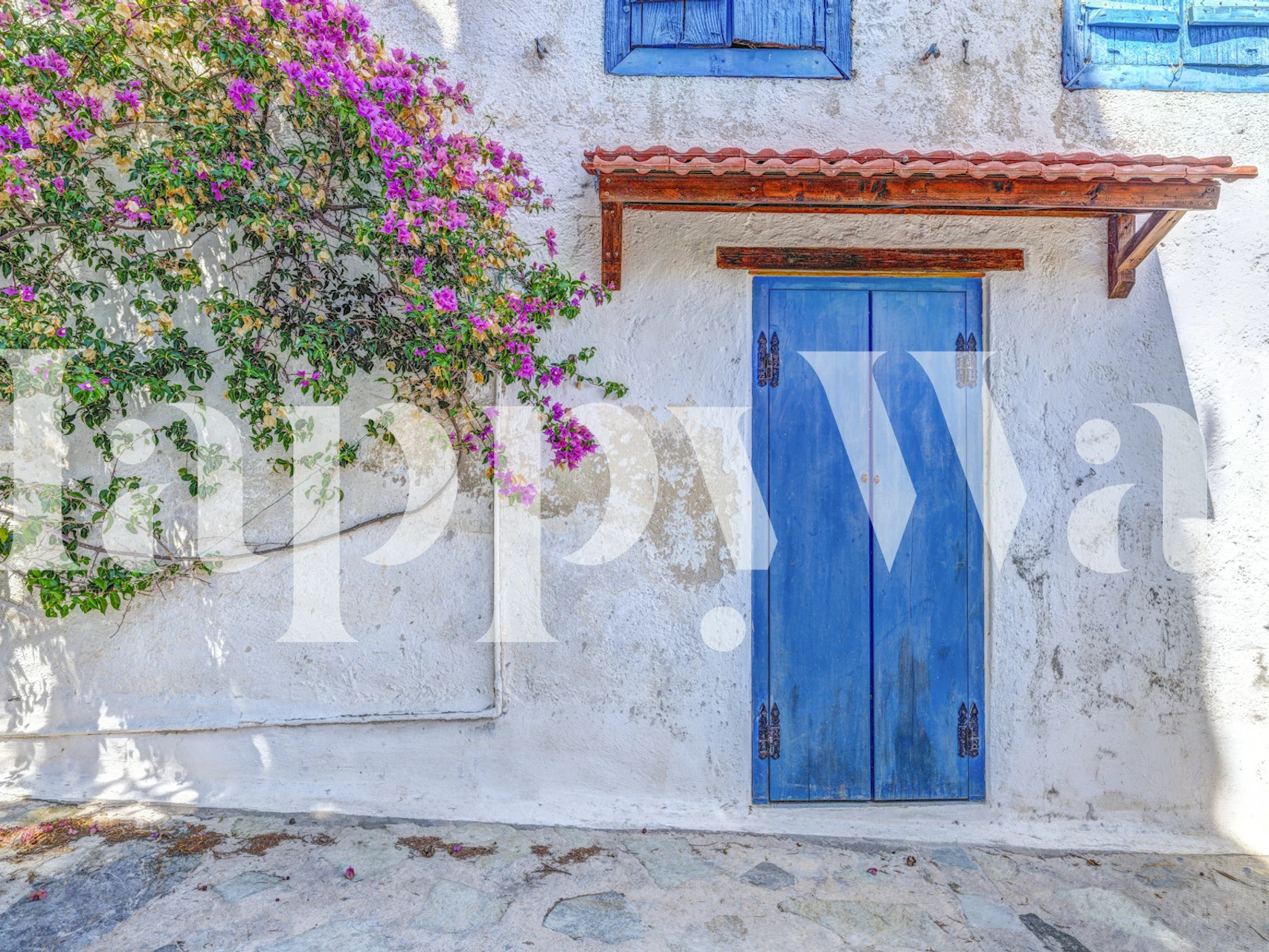 Blauwe deur met bougainvillea behang