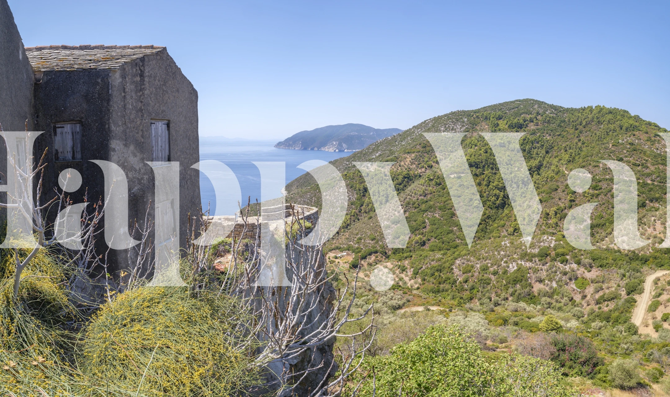 Tapeta z widokiem na śródziemnomorską wioskę na wzgórzu