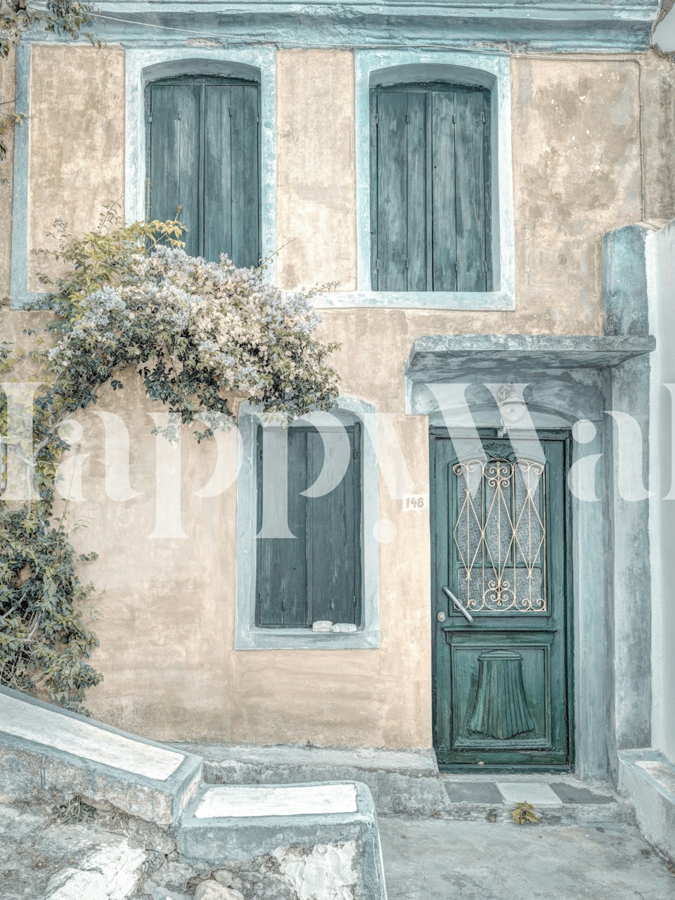 Tealfärgade fönster på en stuga vid kusten