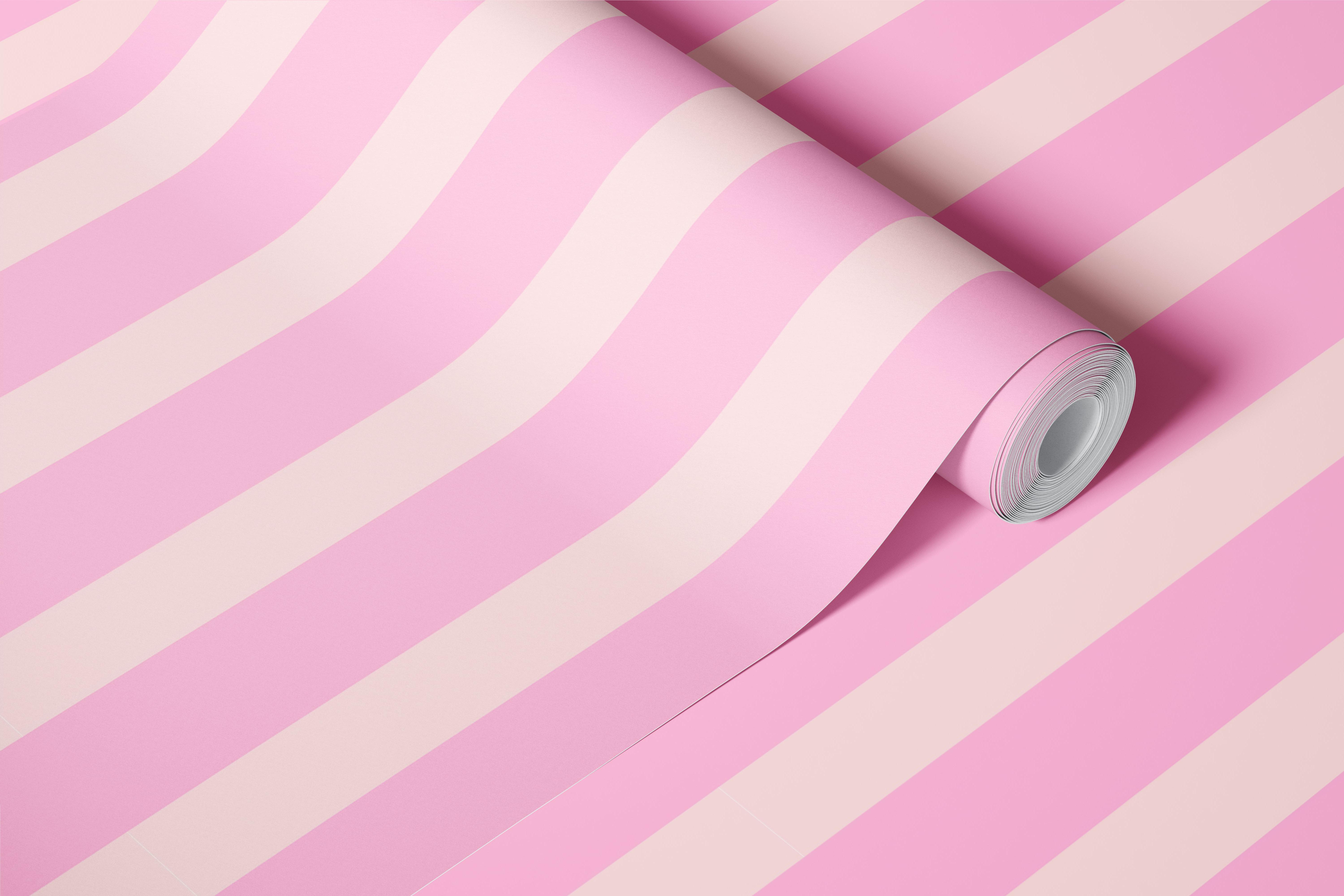 Tapeta s jemnými cukrově růžovými pruhy v místnosti