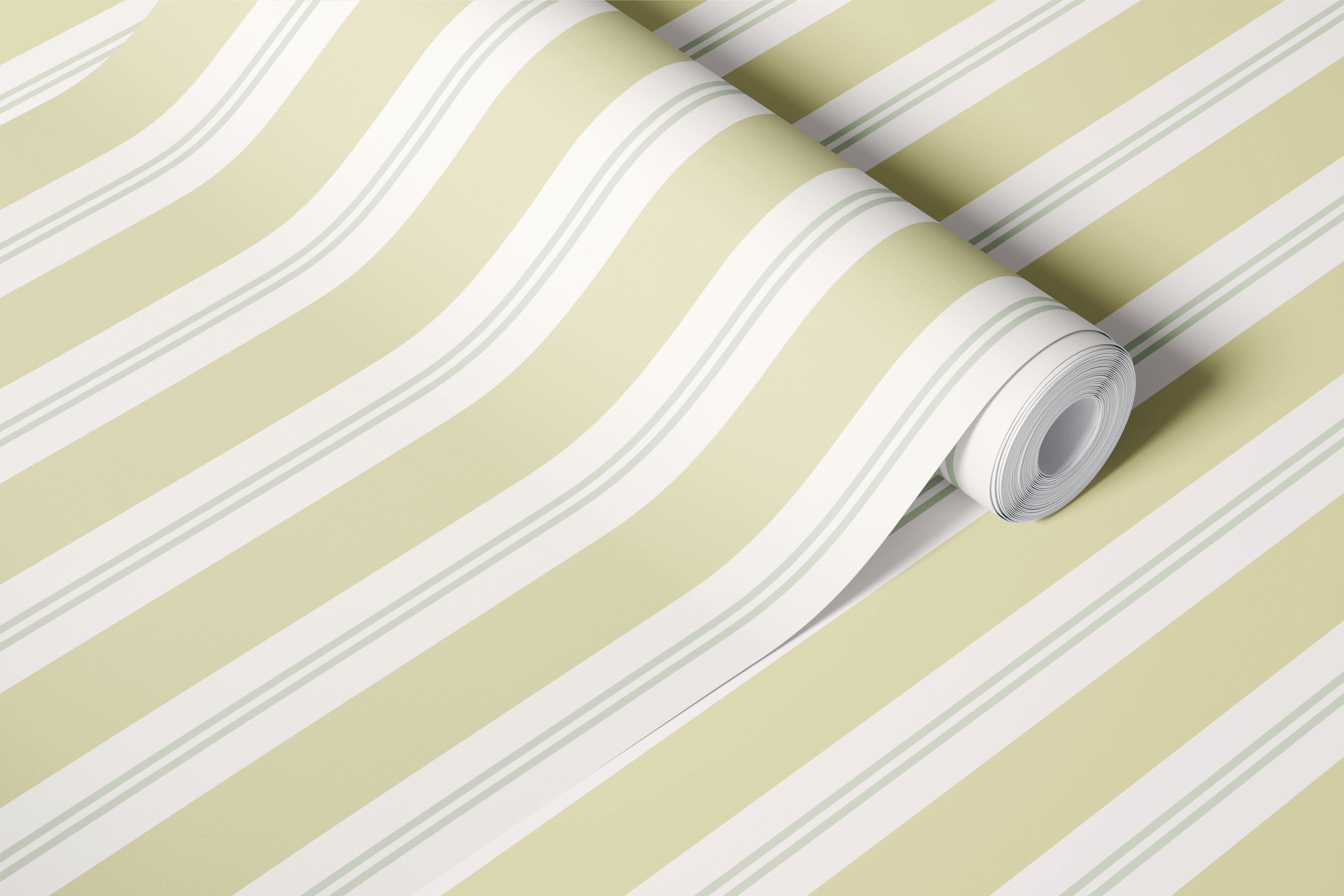 Zacht saliegroen en crèmekleurig gestreept behang in een kamer