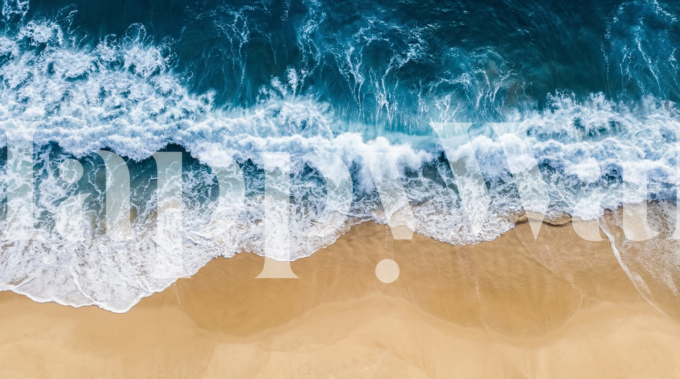 Ocean's Embrace tapet i et rum