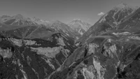 Monochrome Georgian Mountains tapete