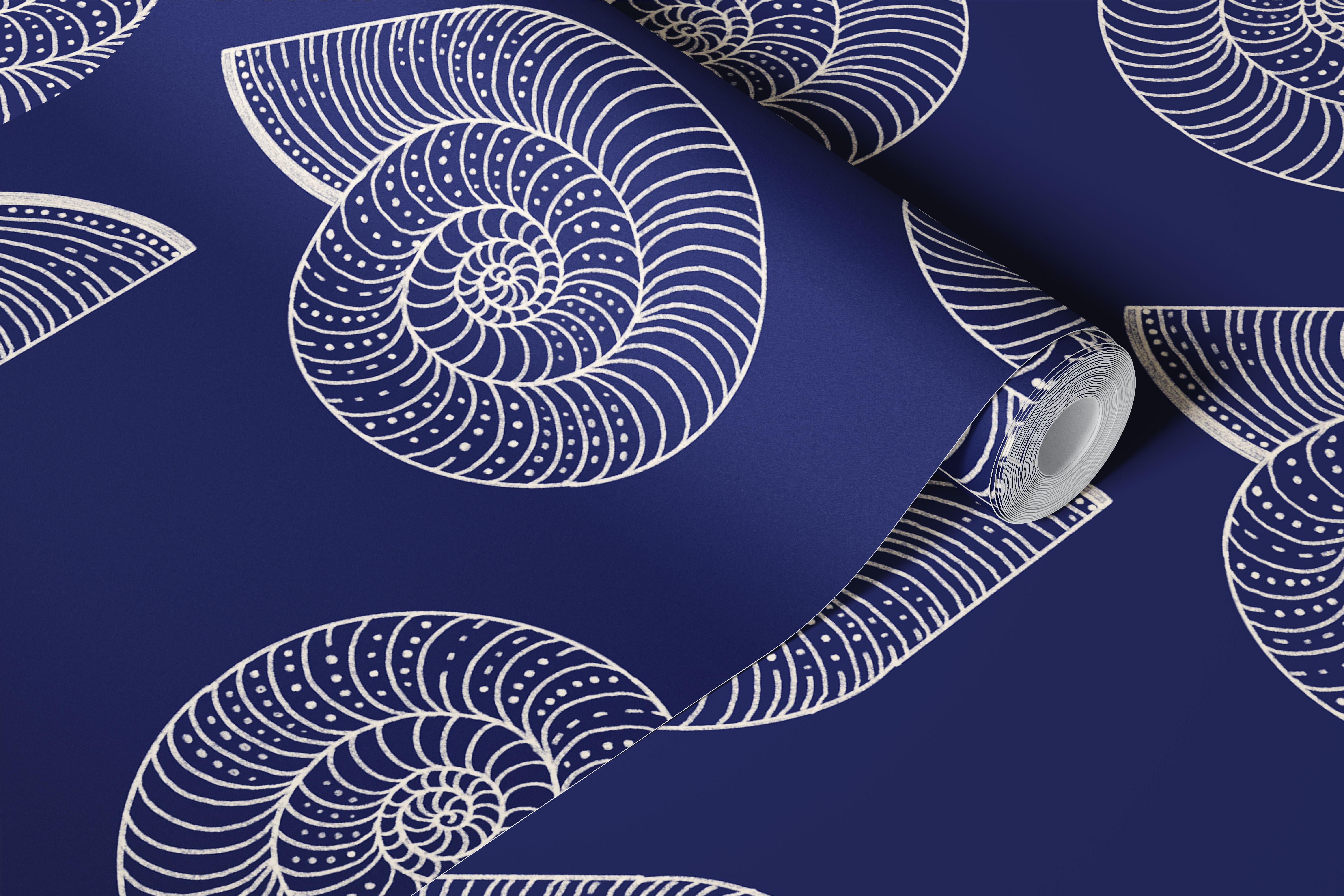 Carta da parati con motivo di conchiglie blu navy in una stanza