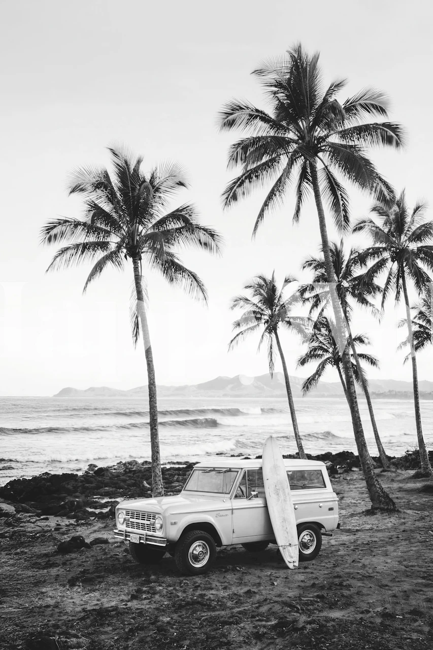 Surfplank en klassiek 4x4-voertuig op het strand