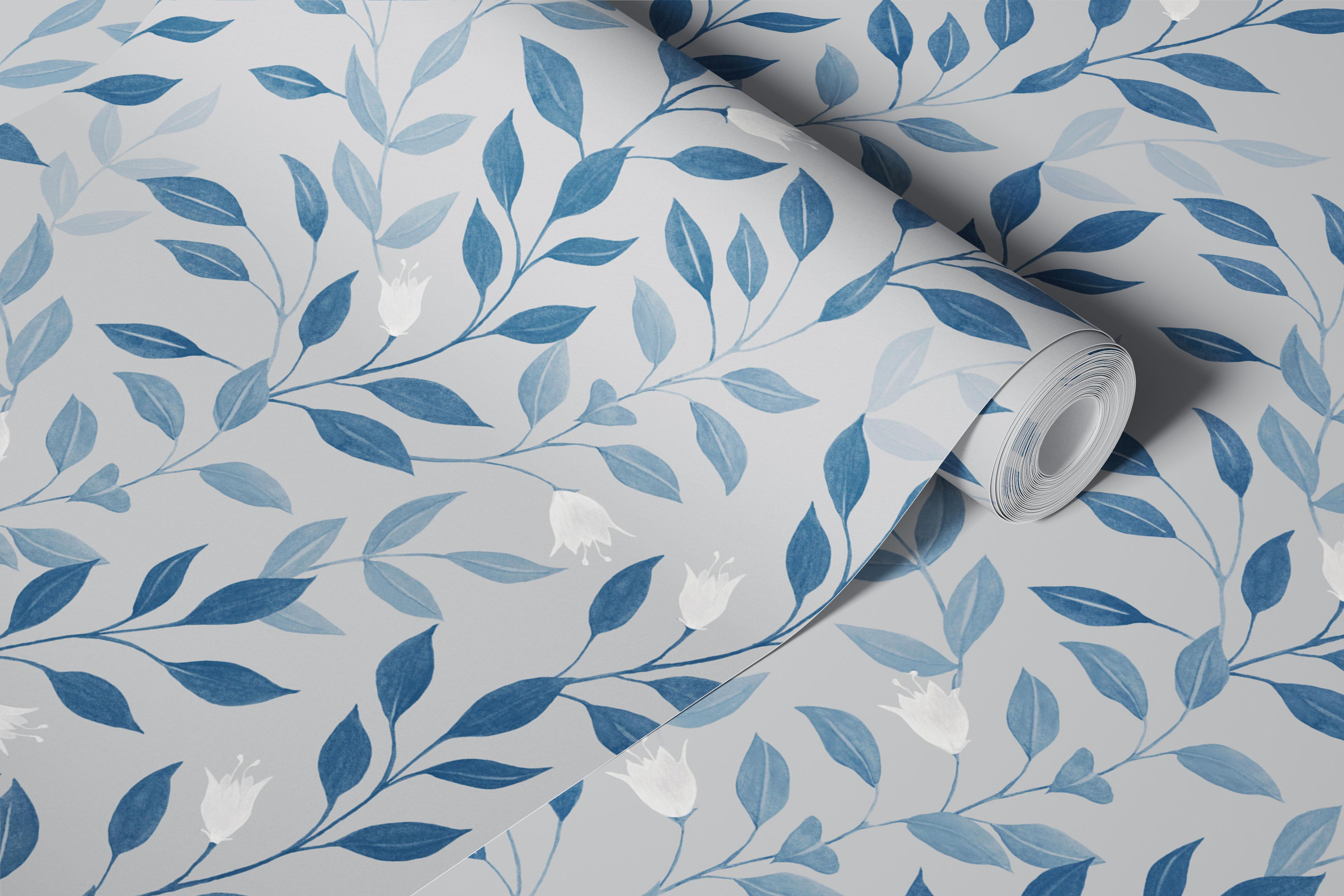 Blauw bloemenbehang met bladeren in een lichte kamer