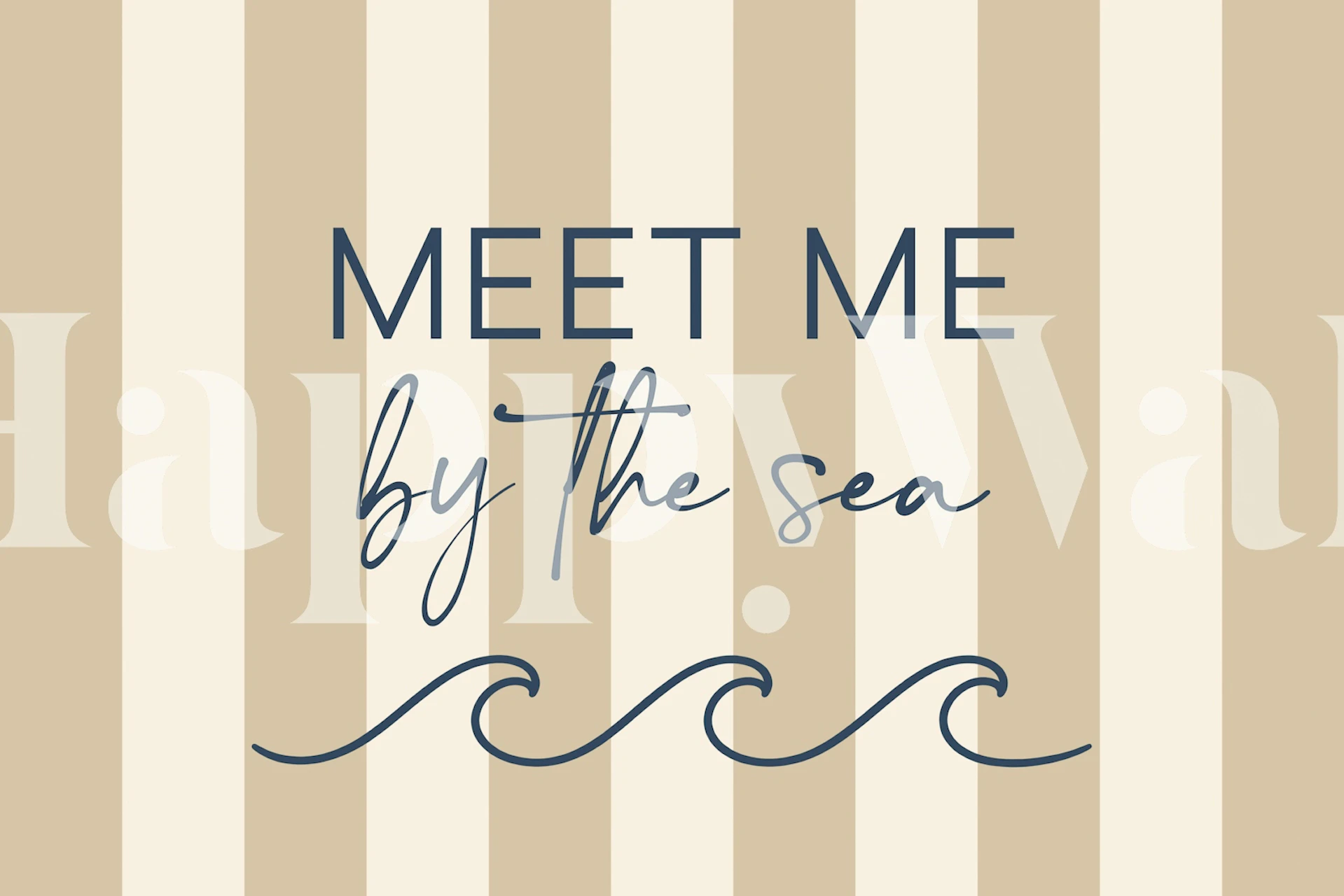 Beige stripet tapet med sitat om havet i rom