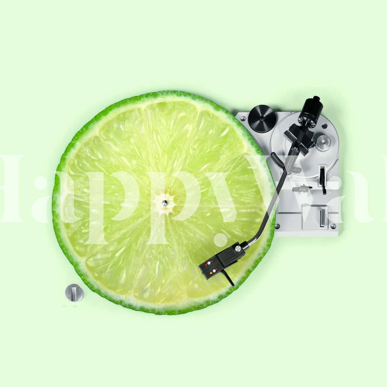 Citroenschijfje dat lijkt op een vinylplaat op een pastelgroene achtergrondmuurschildering