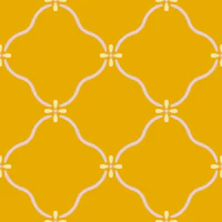 Scalloped Quatrefoil Trellis on Mustard behang