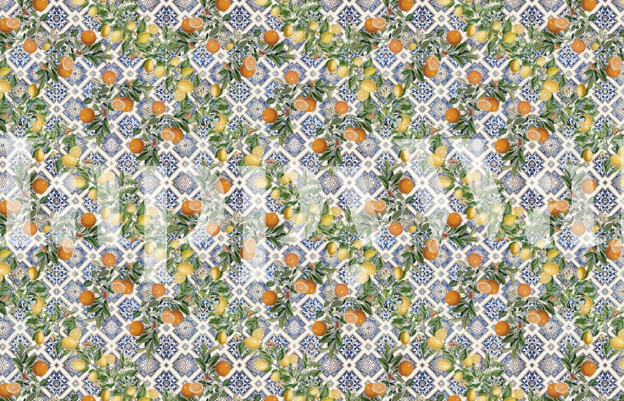 Fototapete „Sizilianische Zitronen und Orangen“, die leuchtende Zitrusfrüchte zeigt, die mit Blattwerk verflochten sind.