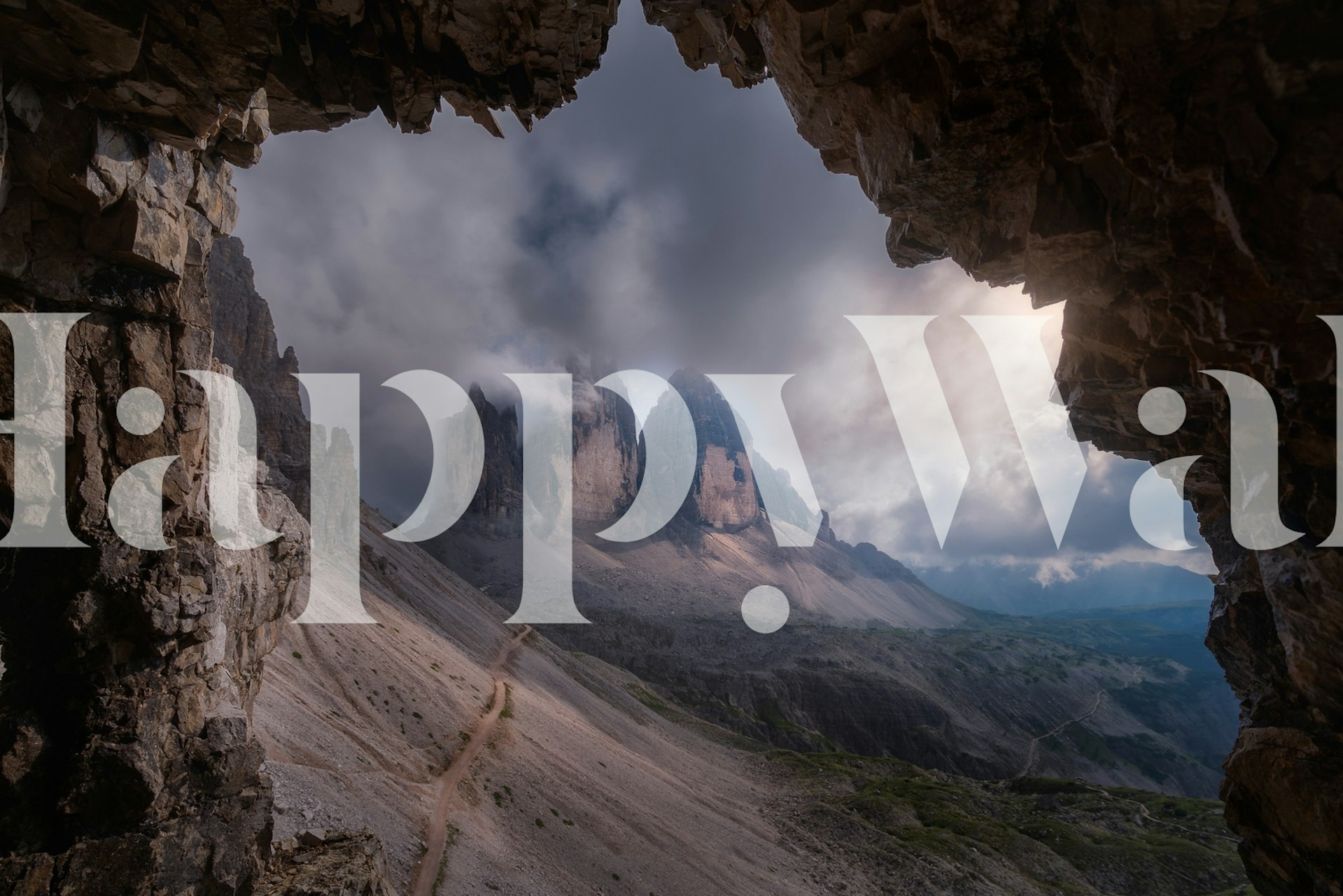 Näkymä luolasta kohoaville vuorille pilvisen taivaan seinämaalauksen alla