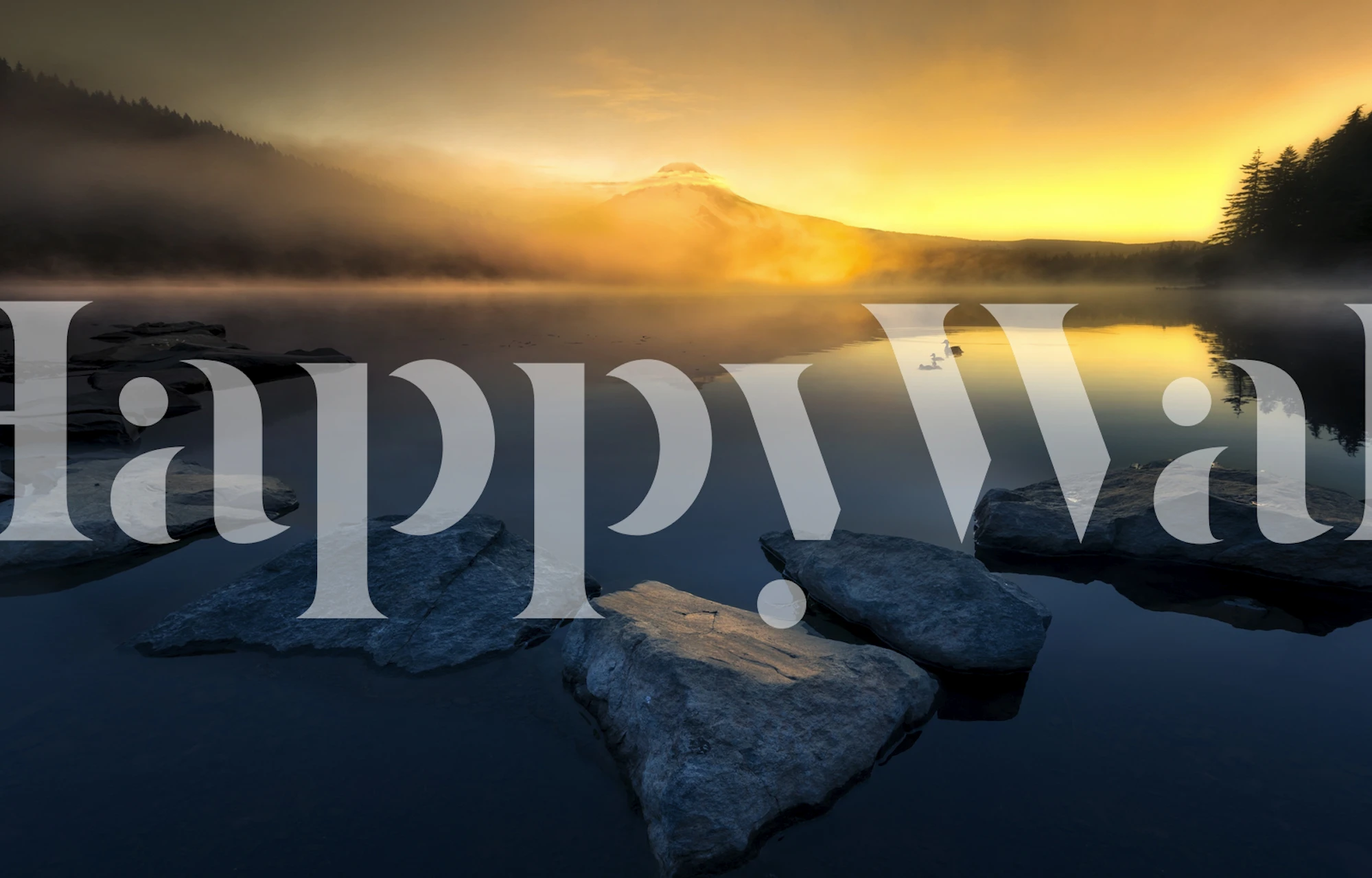 Puesta de sol sobre un lago tranquilo con témpanos de hielo durante la hora dorada