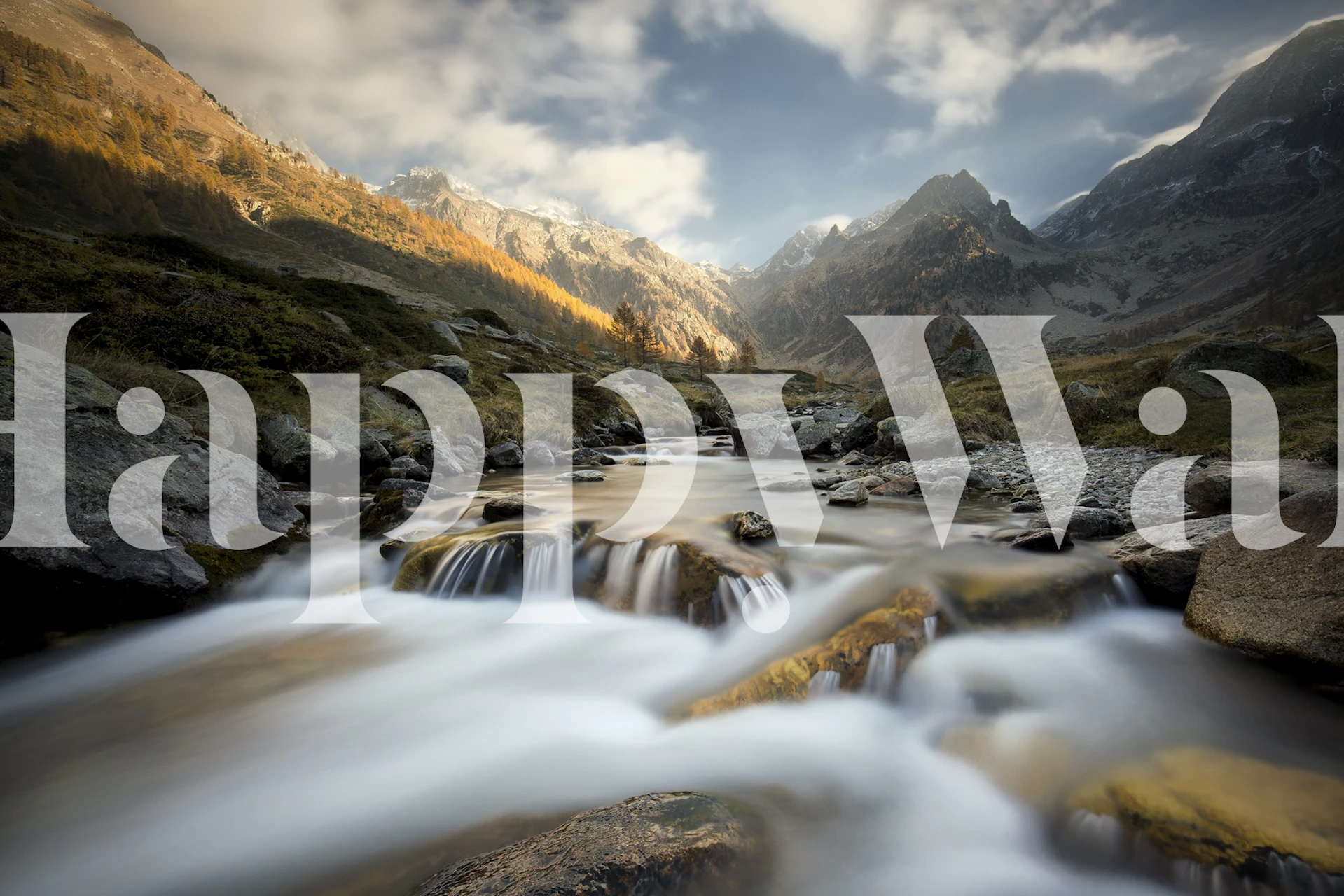 Bergbeek met herfstkleuren en zonsopgang in de Alpen muurschildering