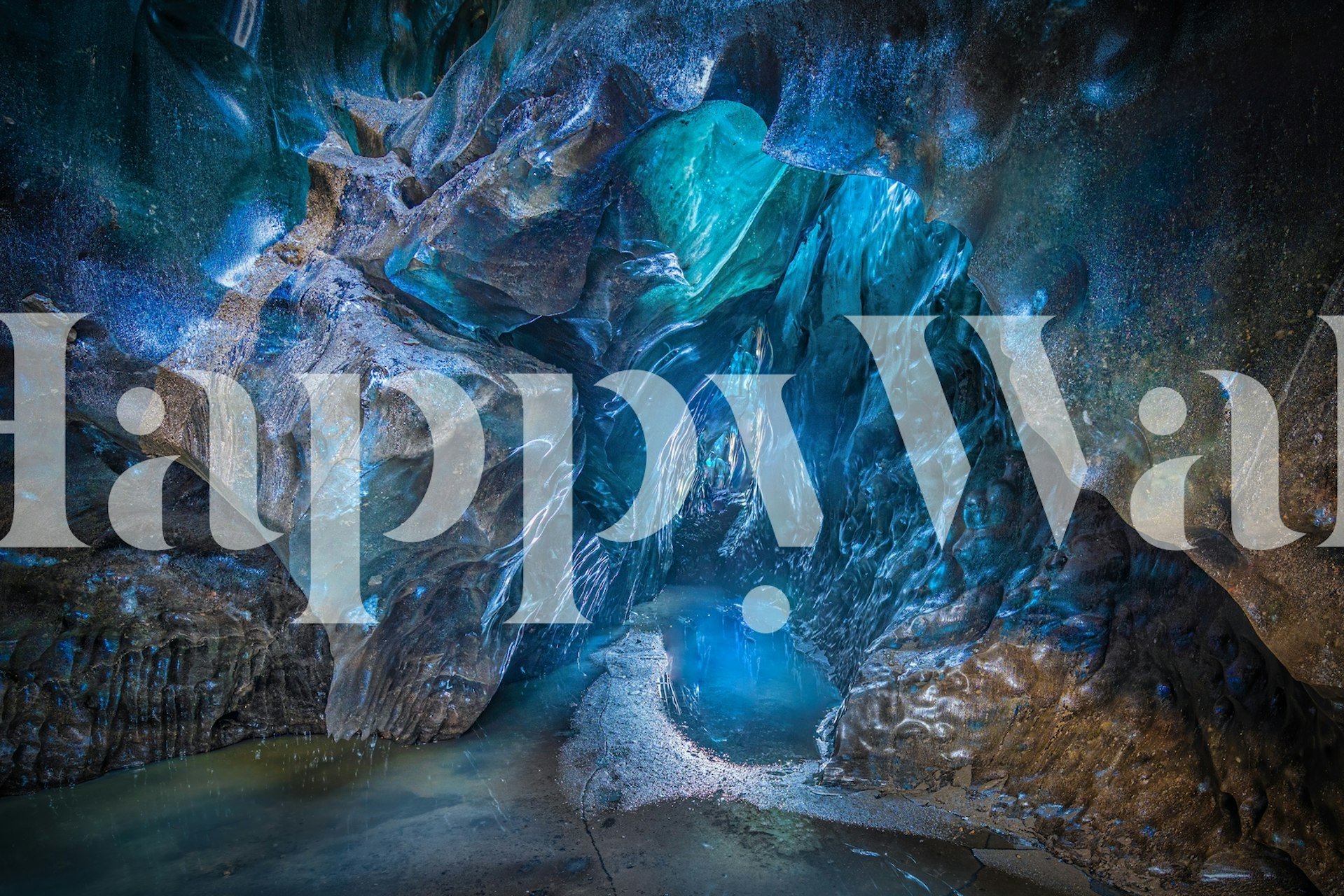 Salaperäinen luolan seinämaalaus, jossa on luonnollisia kalliomuodostelmia ja sinisiä sävyjä