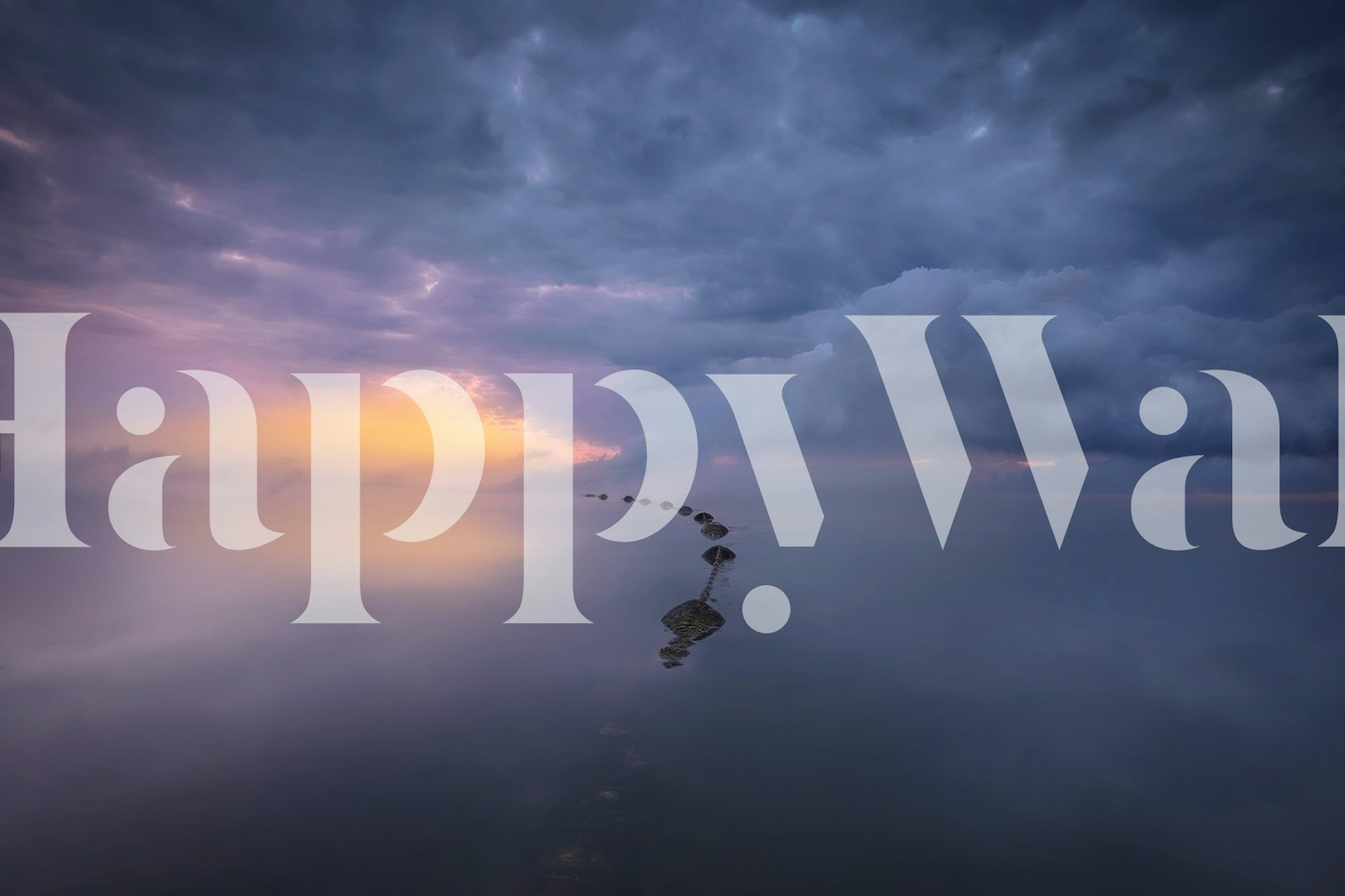 Ήσυχο πολύχρωμο ηλιοβασίλεμα πάνω από μια ήρεμη θάλασσα με αντανάκλαση του ουρανού