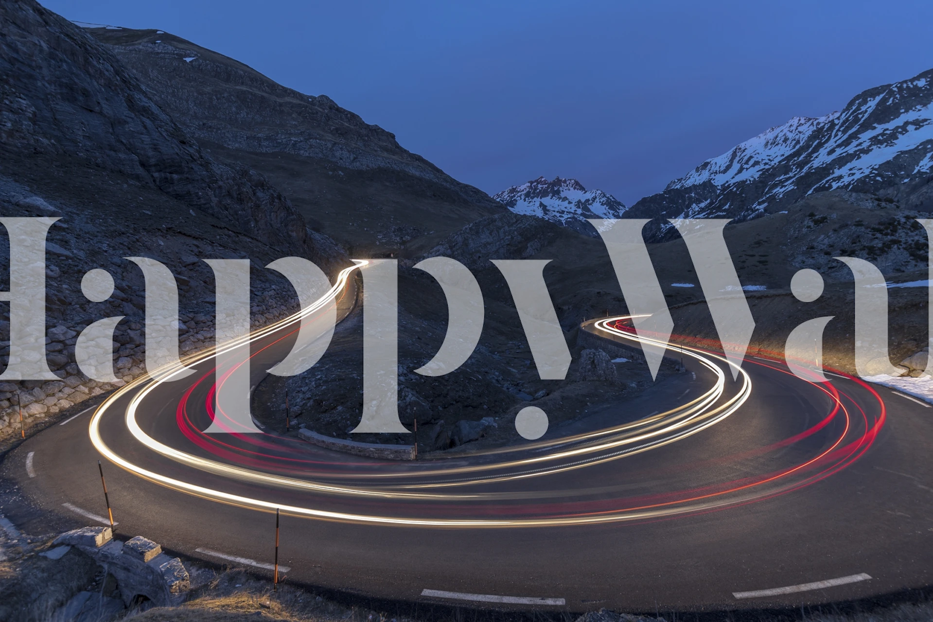 Bochtige weg met lichtsporen bij schemering in de bergen muurschildering