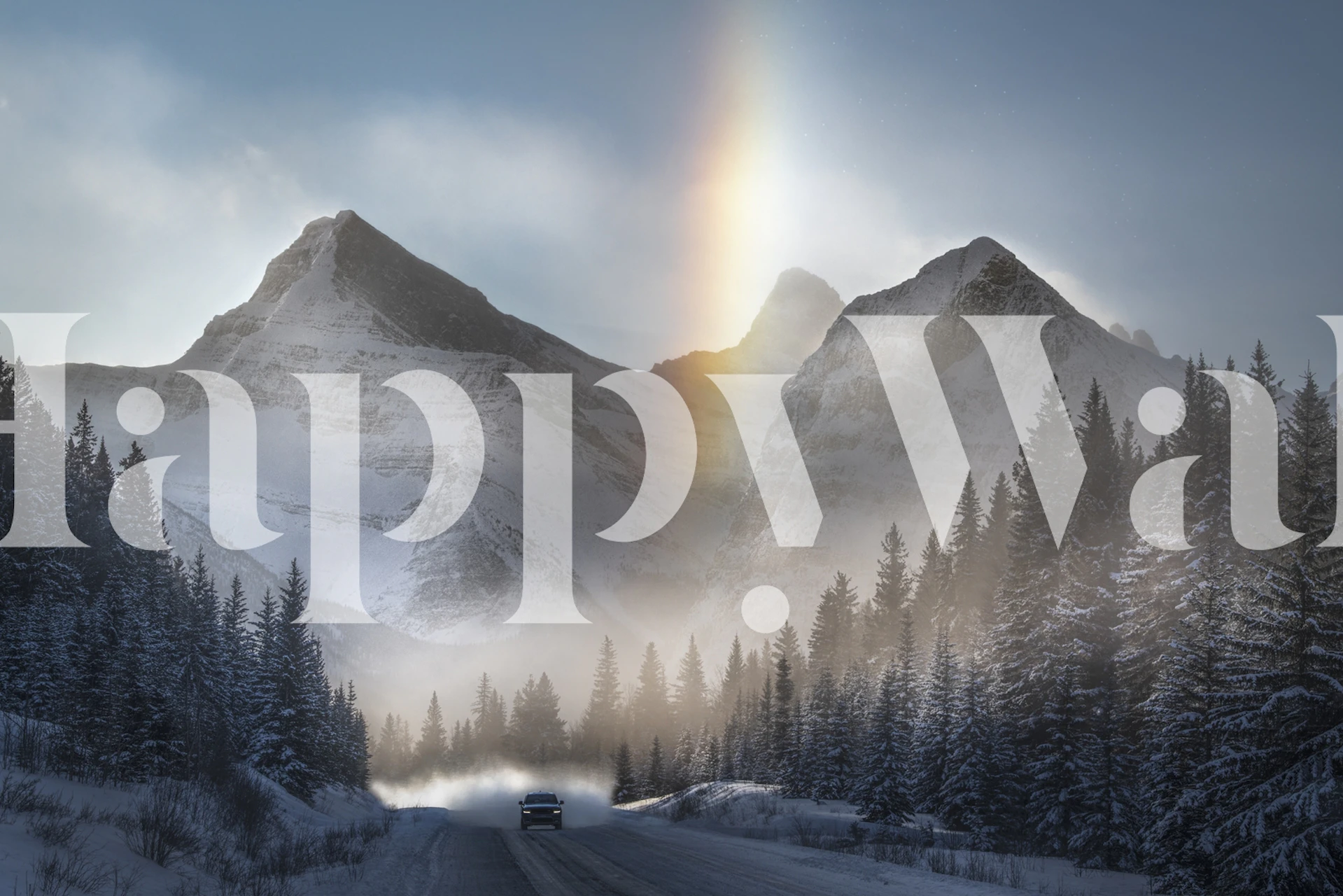 Snødekt fjellvei med en regnbue