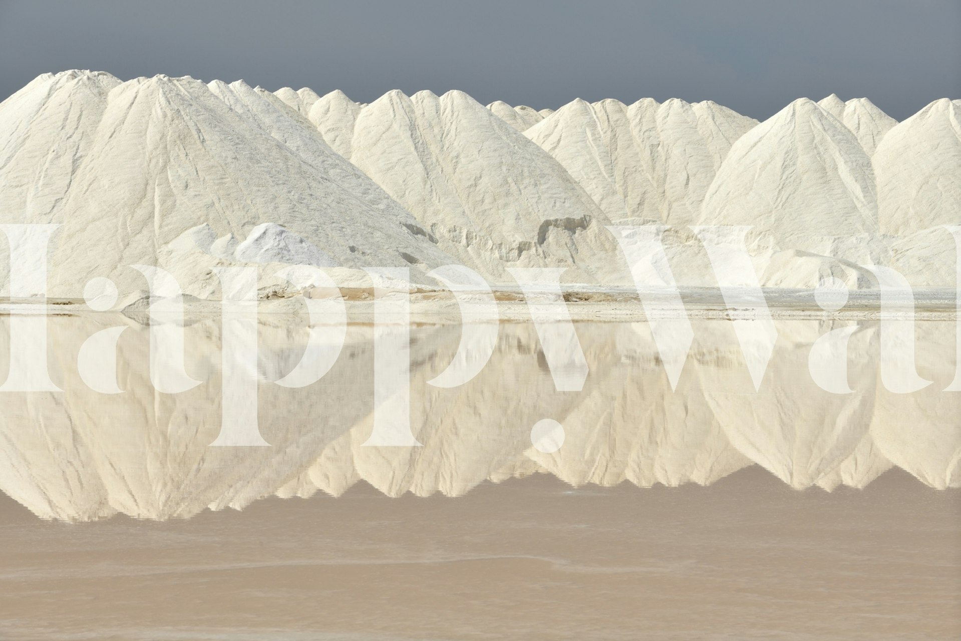 Sanlúcar de Barrameda saltlejligheder vægmaleri med reflekterende vand i Cádiz, España
