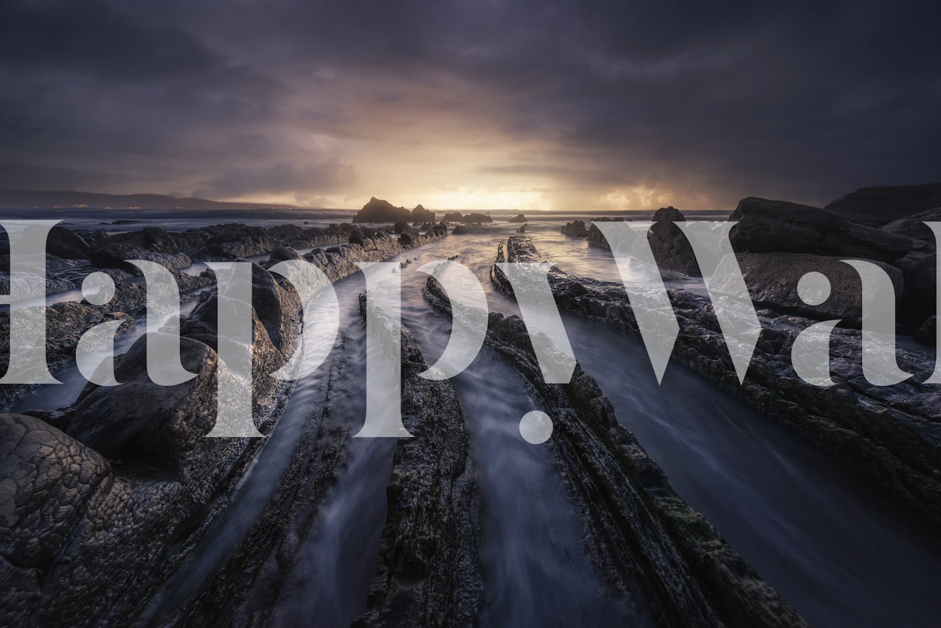 Tramonto spettacolare su un murale con paesaggio aspro