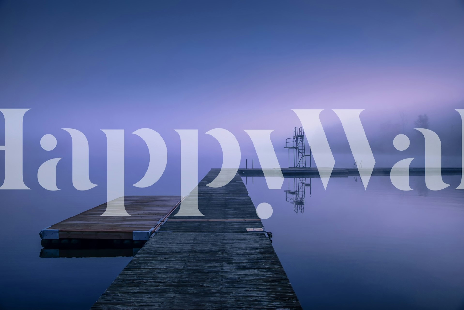 Carta da parati al mattino presto di ottobre con lago nebbioso e molo