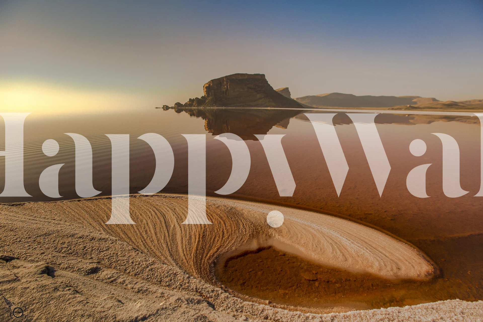 Lago deserto ao entardecer com tons quentes e padrões de areia