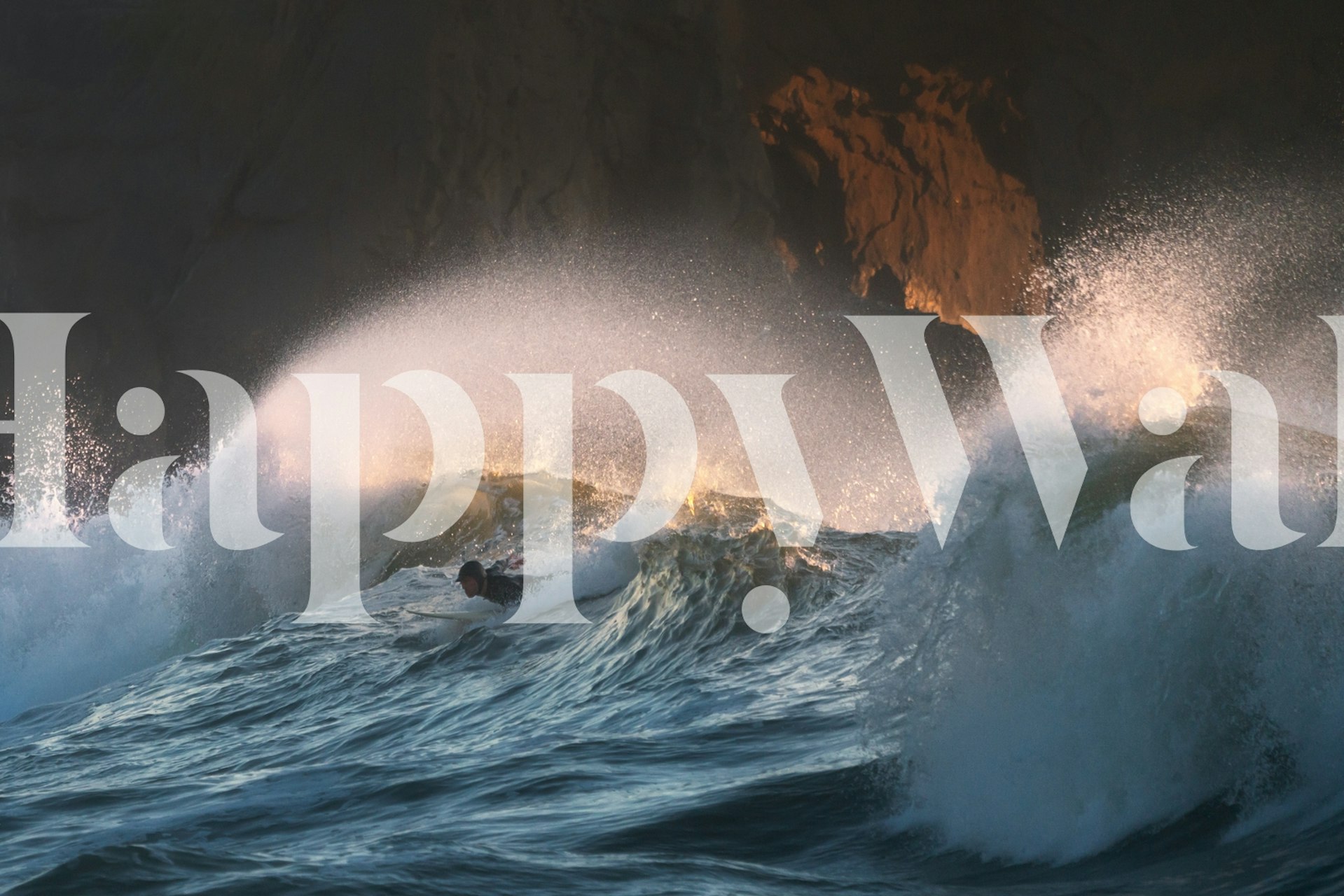 Surfare som rider på en vågmålning med solnedgångsljus