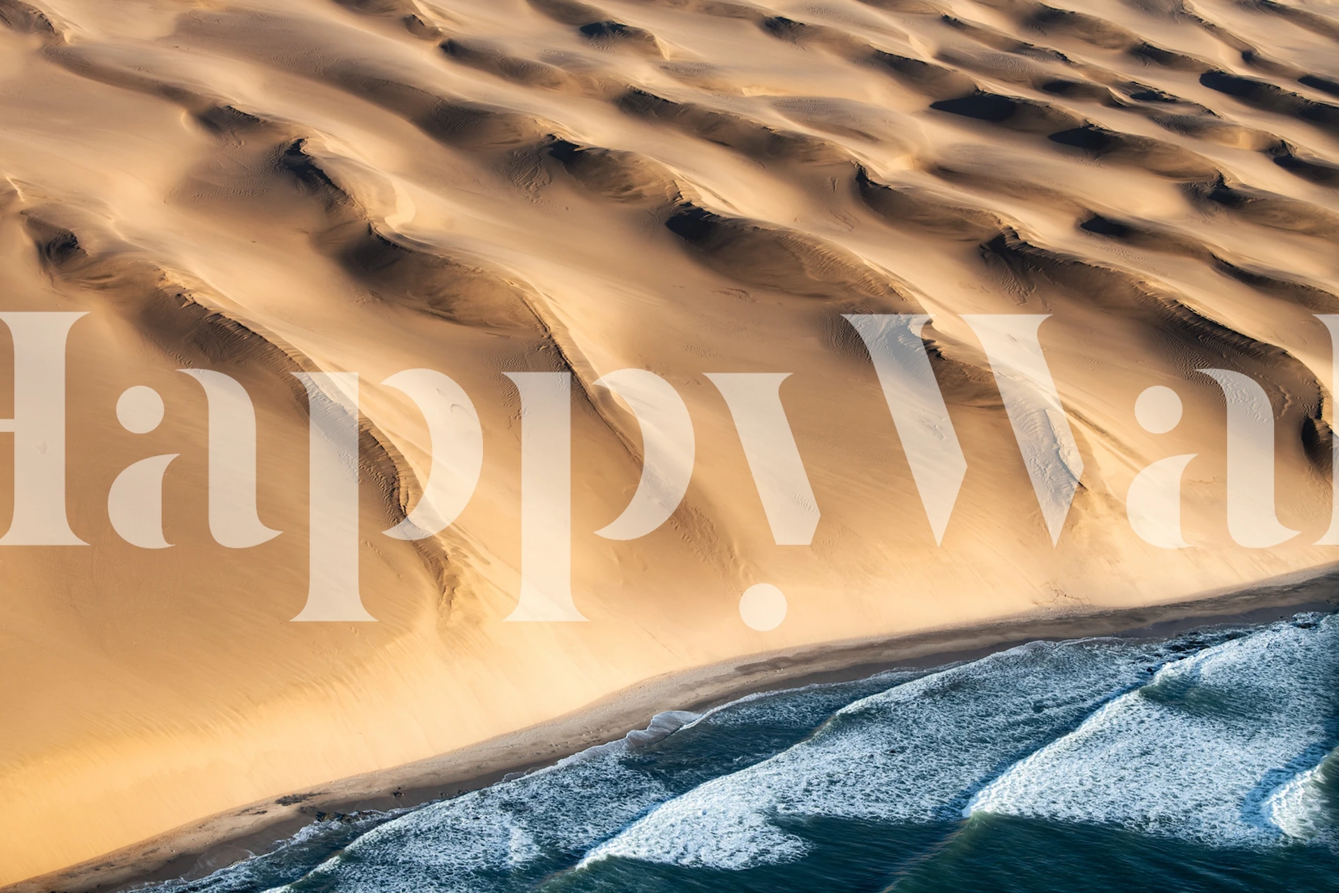 Papier peint mural du désert du Namib avec dunes de sable dorées et motifs d'ombres