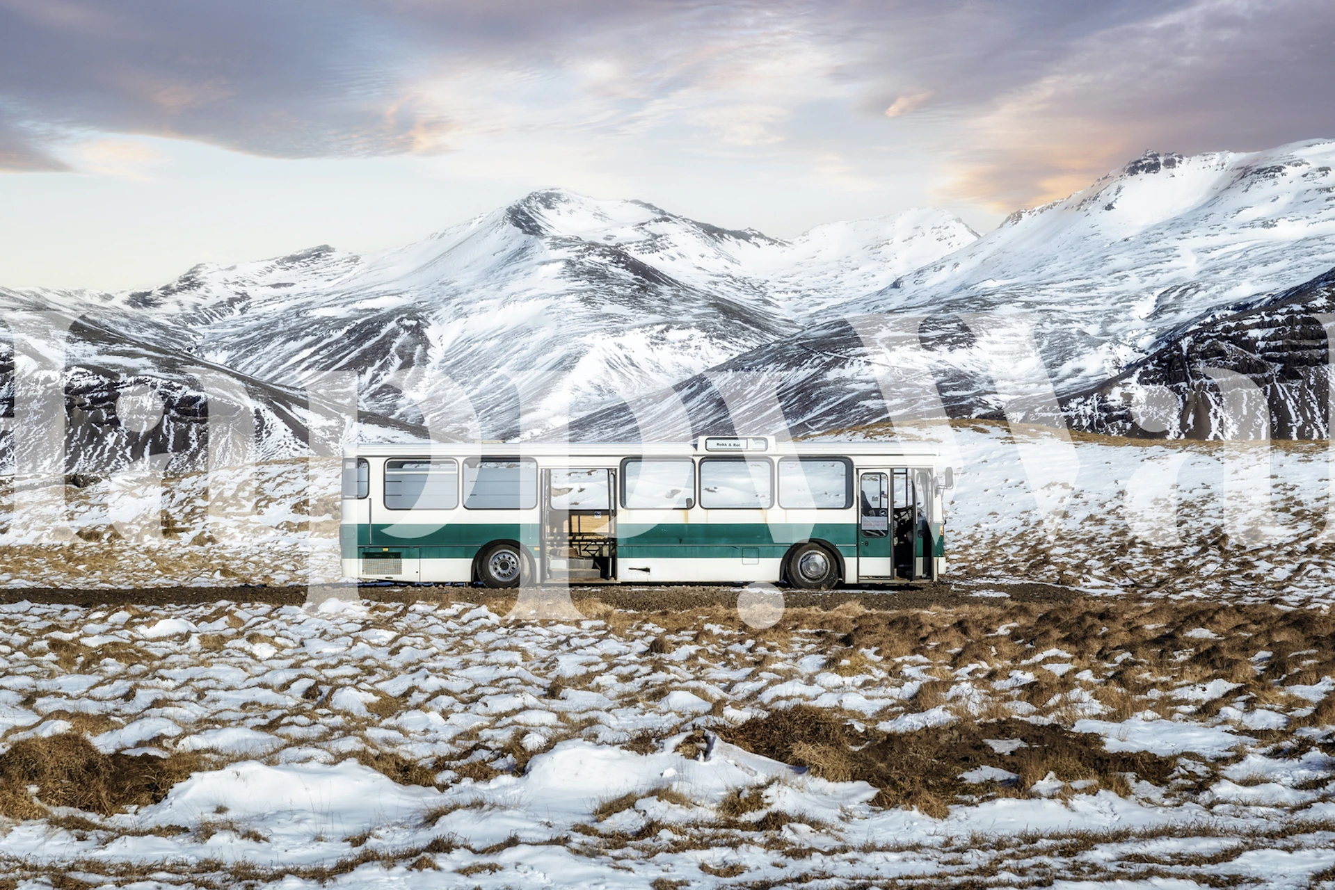 Fototapete Oldtimerbus in winterlicher Berglandschaft