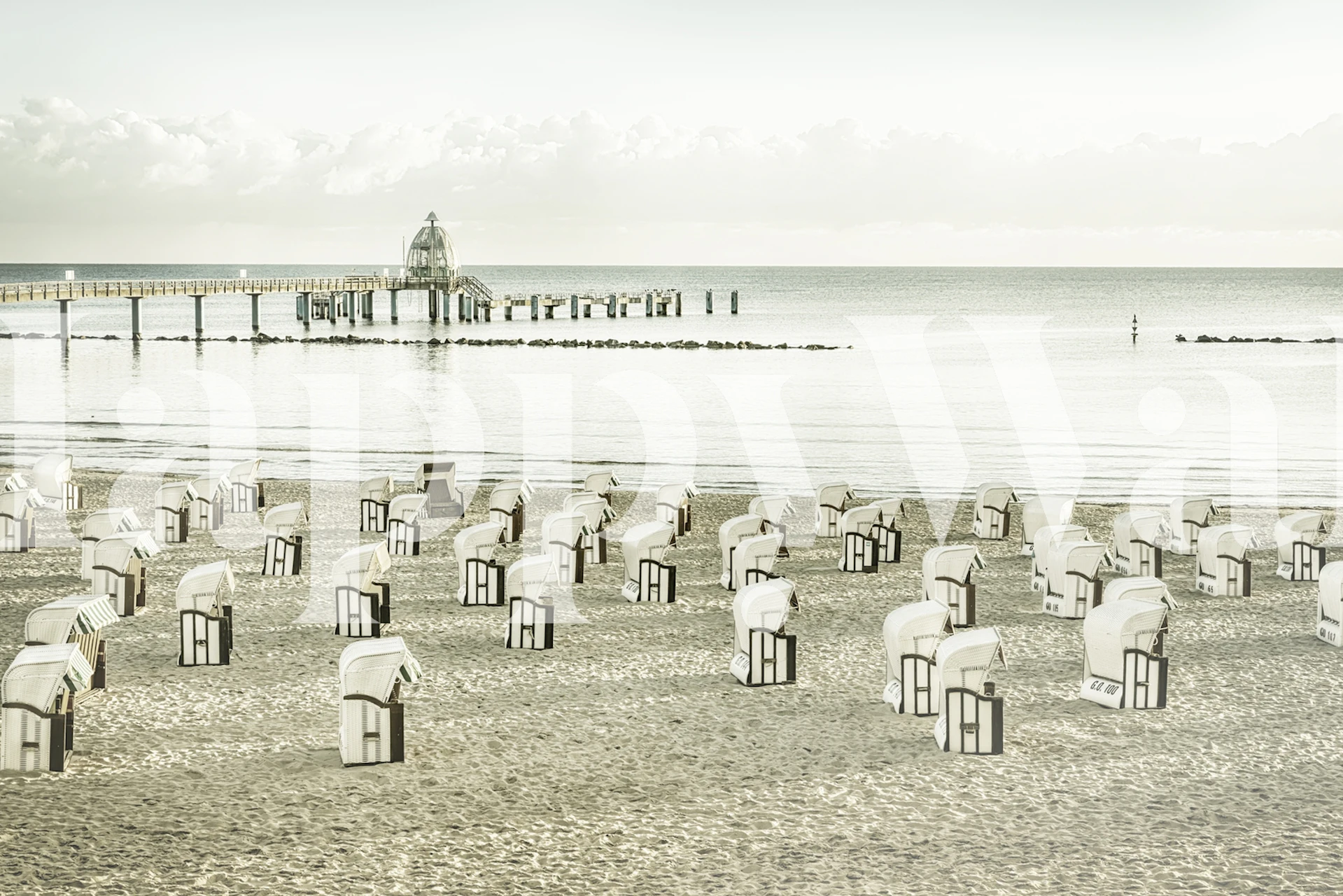 Østersjøstrand med tomme stoler i morgenlyset veggmaleri