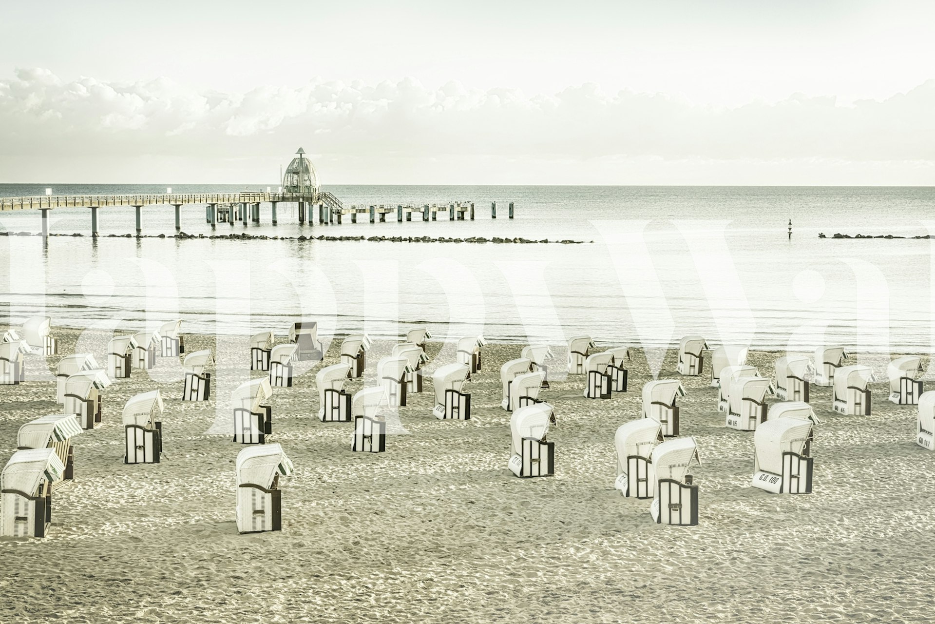 Bałtycka plaża z pustymi krzesłami w porannym świetle fototapeta