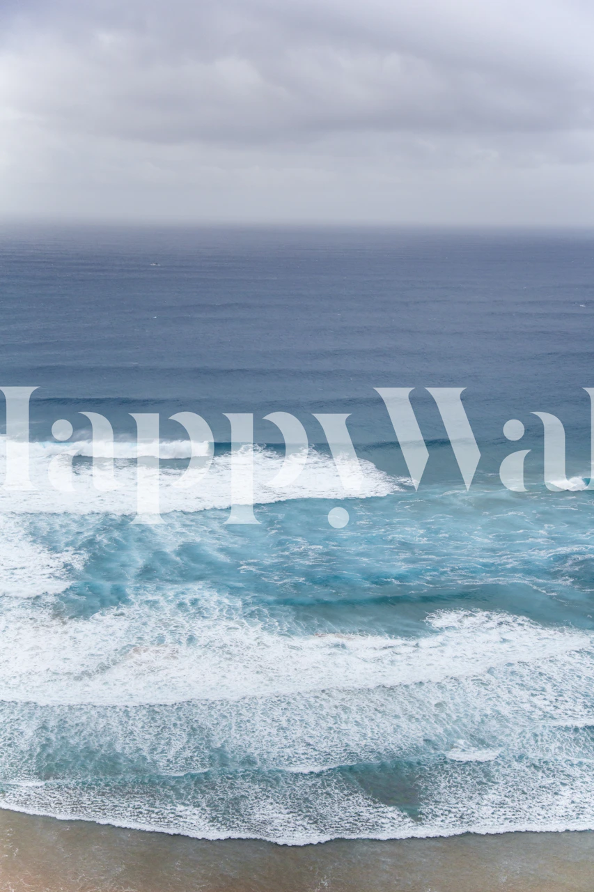 Spokojan zidni mural koji prikazuje valove Atlantika kako zapljuskuju plažu u Portugalu.