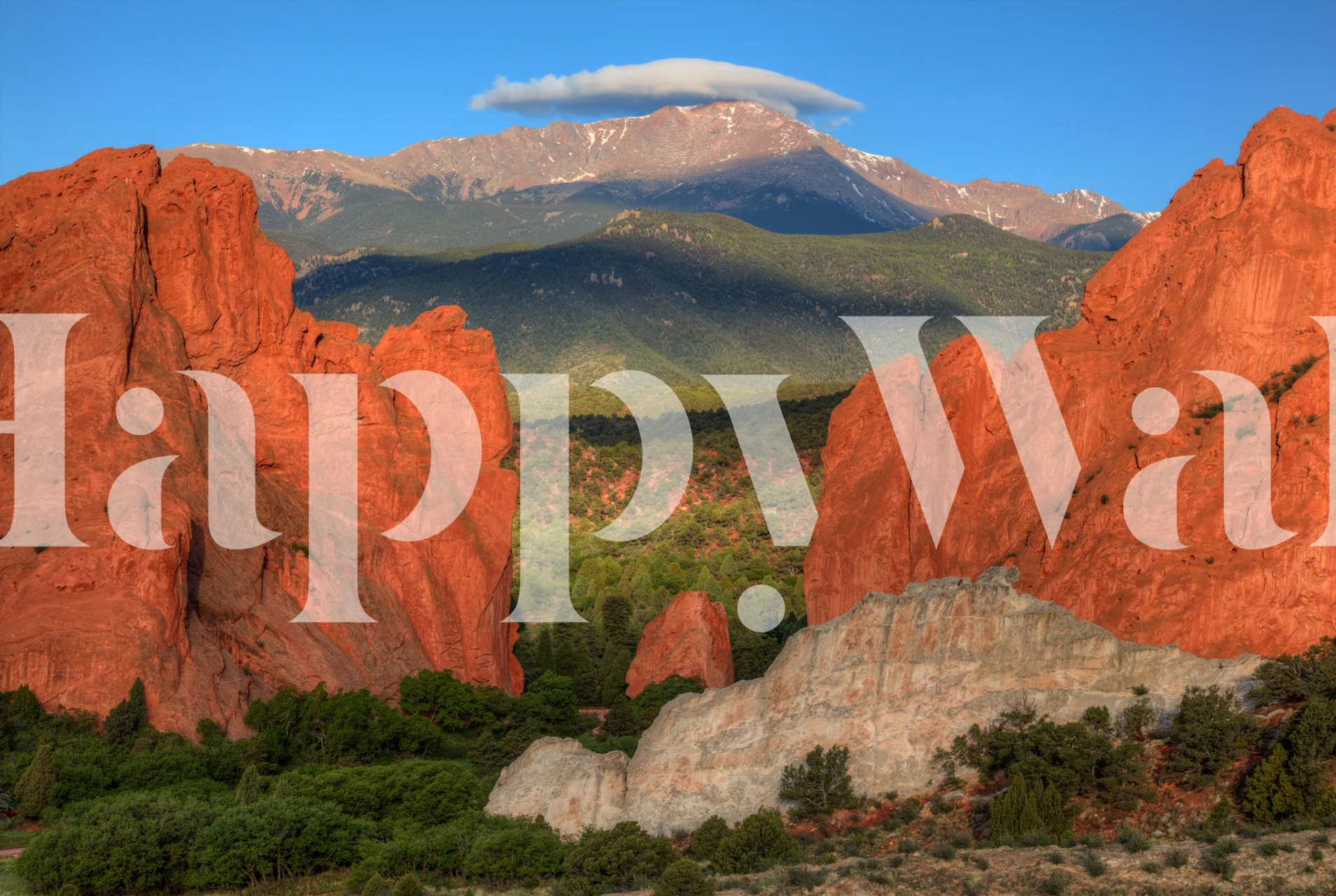 Bjerglandskabsvægmaleri med varmt gyldent lys og røde klippeformationer