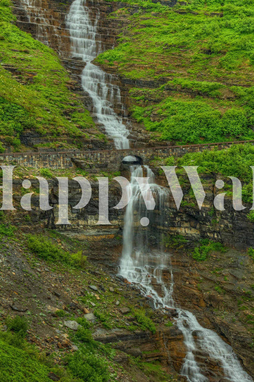 Veggmaleri av en brusende foss med grøntområder