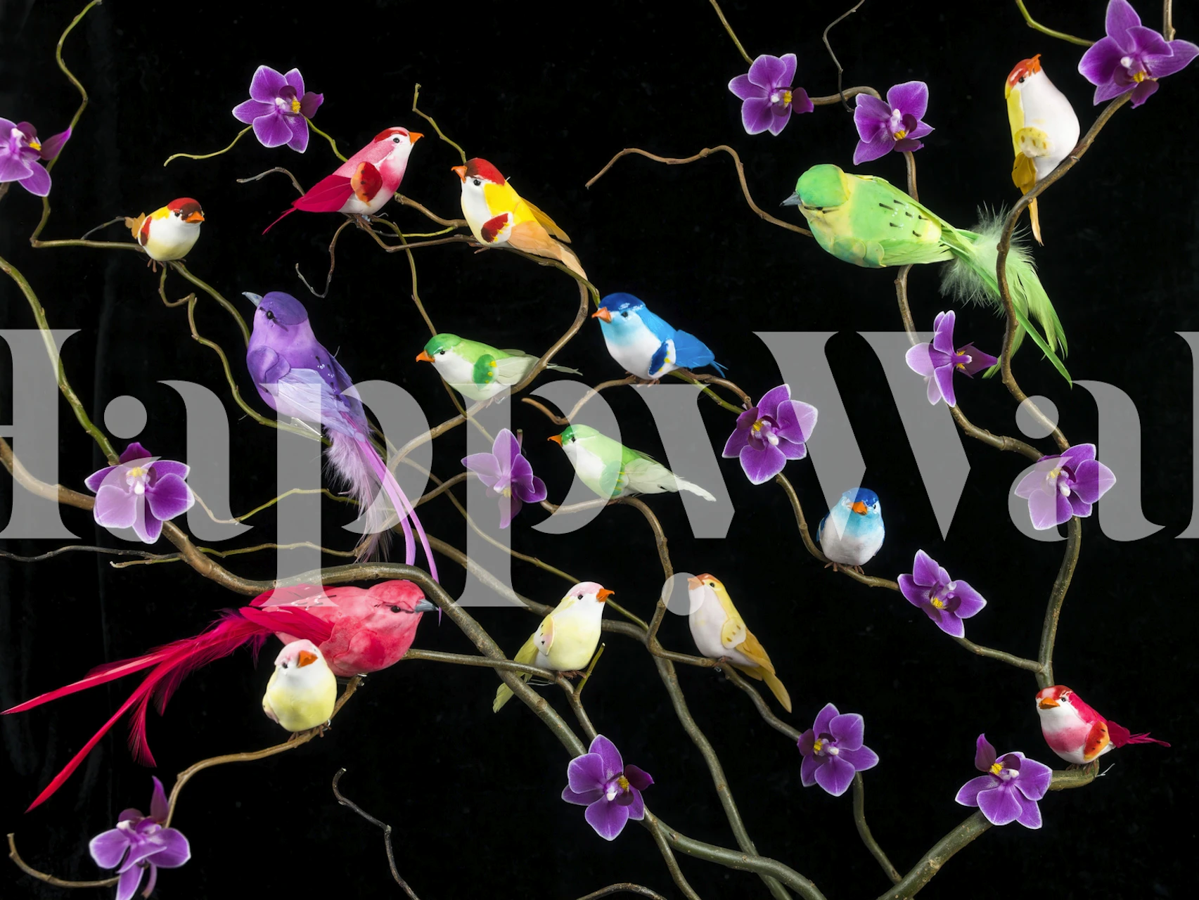 Et fargerikt veggmaleri av falske fugler som sitter på grener med lilla blomster på en mørk bakgrunn.