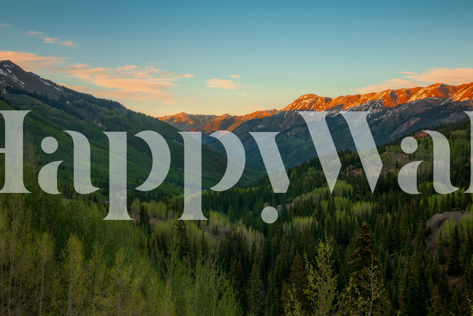 Panoramisk bjerglandskab vægmaleri med solnedgangsnuancer