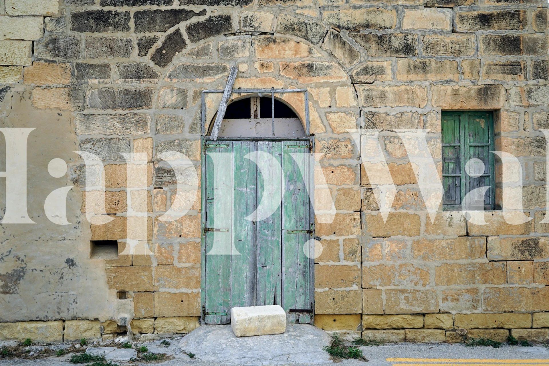 Oud landhuis fotobehang met verweerde stenen muren en een rustieke groene deur