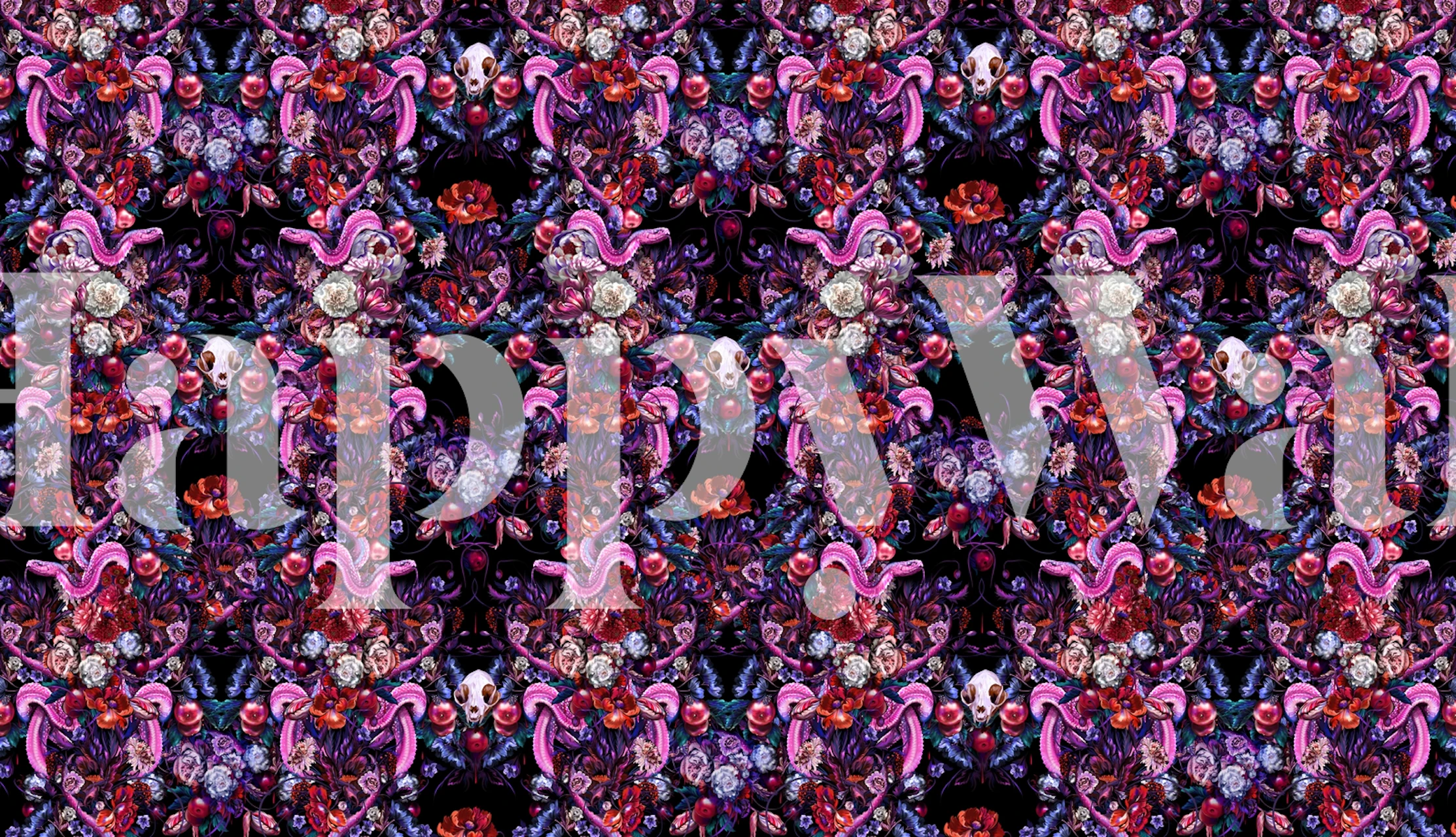 Carta da parati di ispirazione gotica con un motivo simmetrico di serpenti, teschi e fiori nei toni del viola, rosa e blu