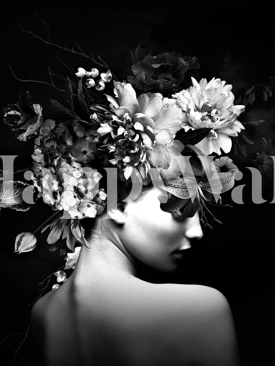 Blommig Kvinna Svartvitt fototapeta przedstawiająca kobietę z profilu z kwiatowym nakryciem głowy w kolorze monochromatycznym