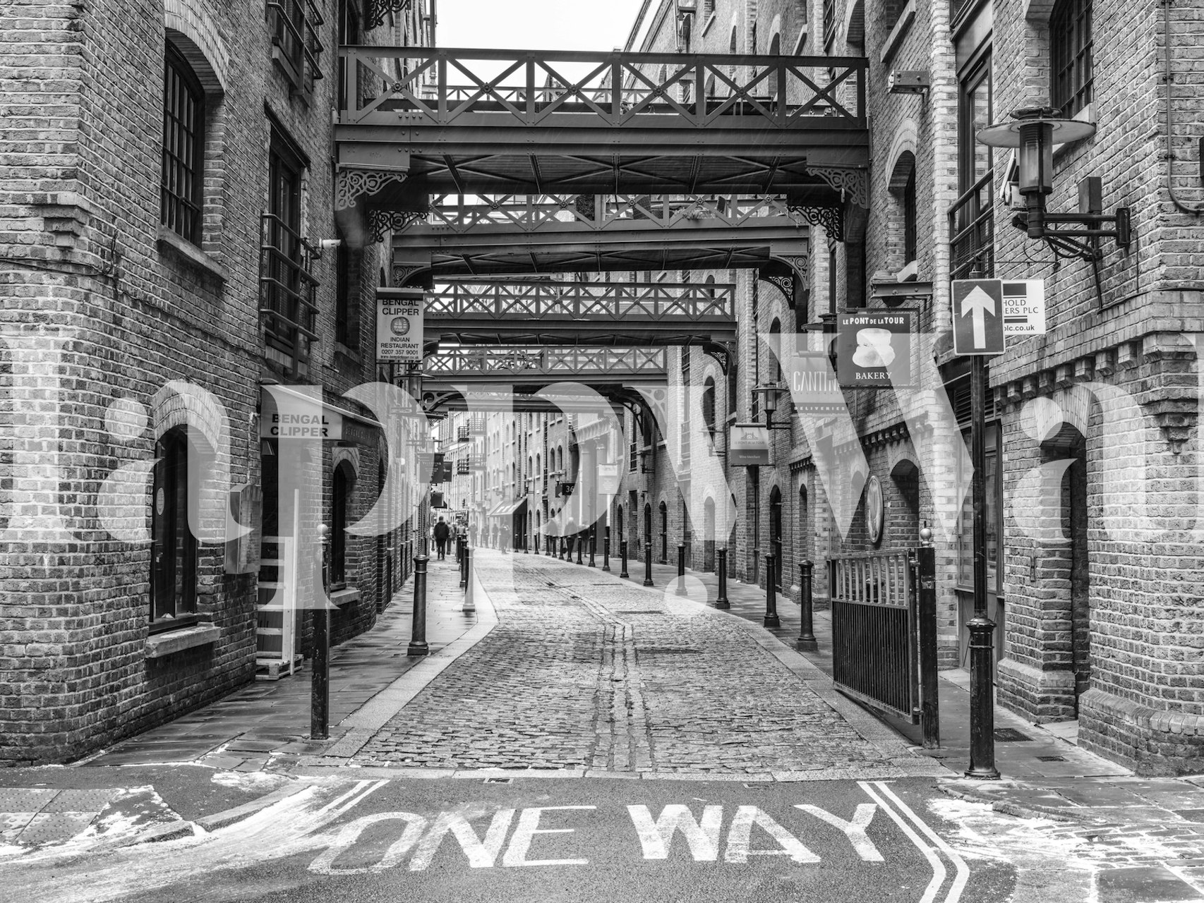 Narrow road in London behang in een kamer