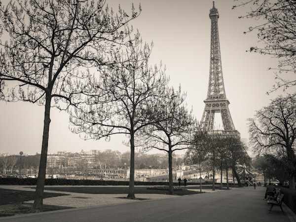 Pathway to Eiffel tower
