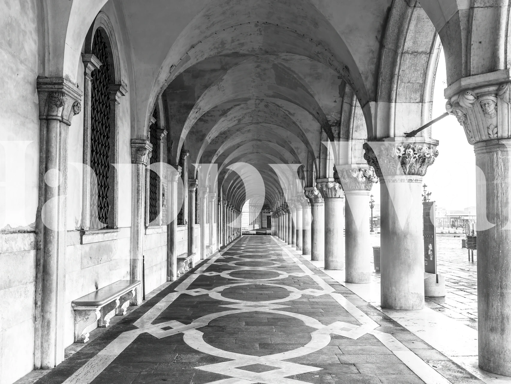 Peinture murale du Palais des Doges en noir et blanc mettant en valeur l'architecture vénitienne