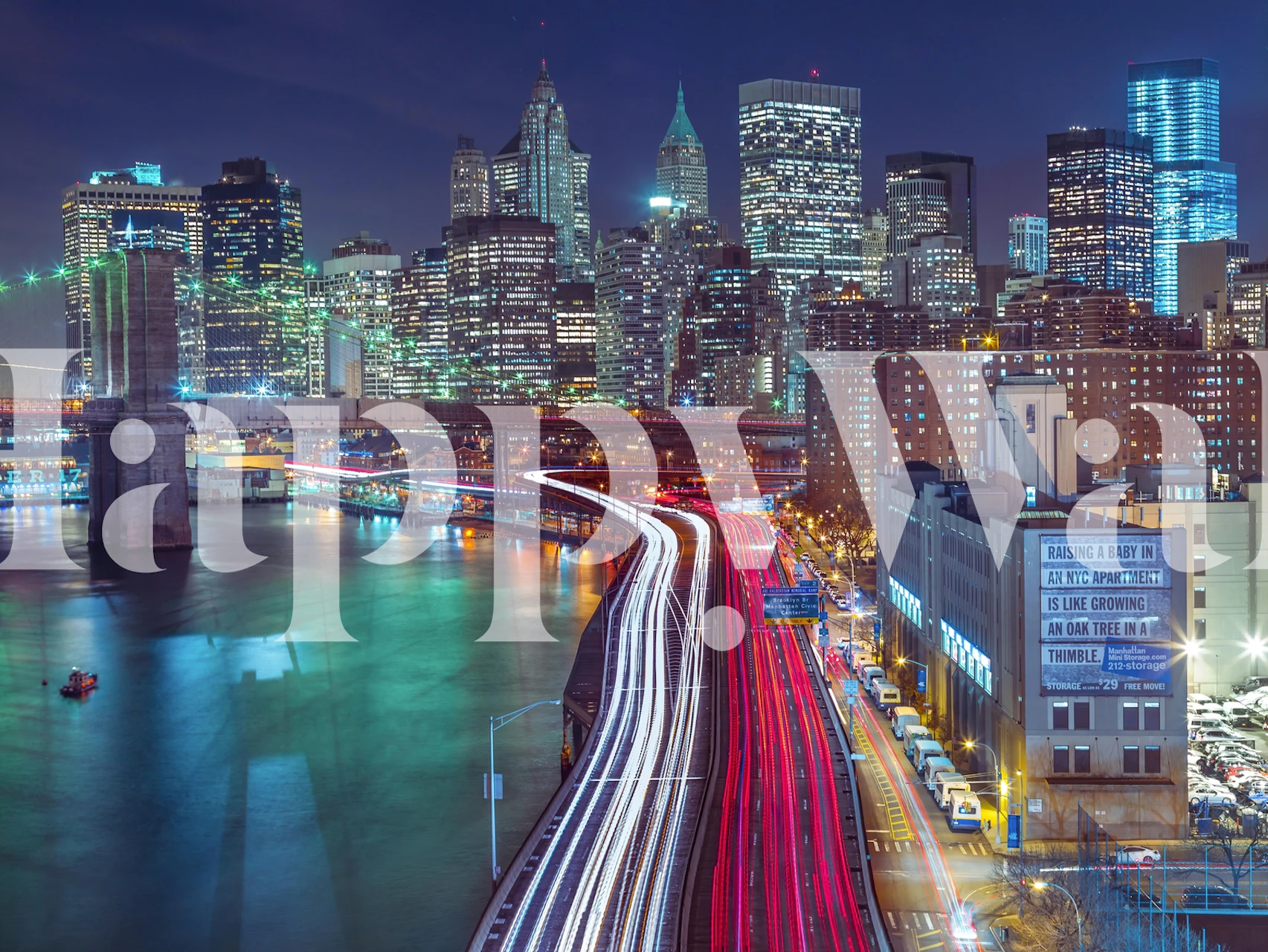 Fototapeta z nocnym widokiem na oświetloną panoramę Manhattanu i ruchliwe ulice.